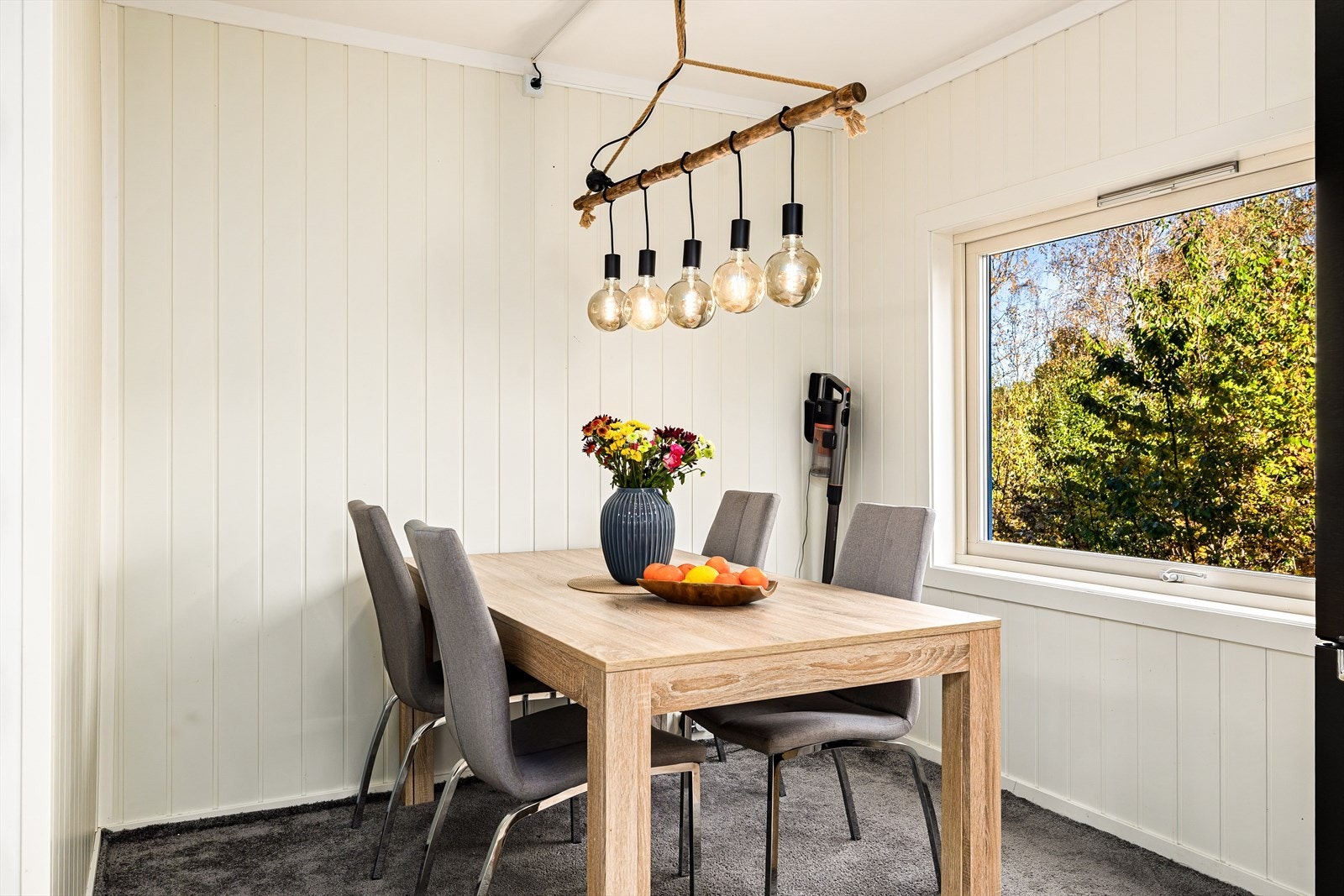 Hyggelig spiseplass, med utsikt mot naturen og ingen innsyn Galleribilde