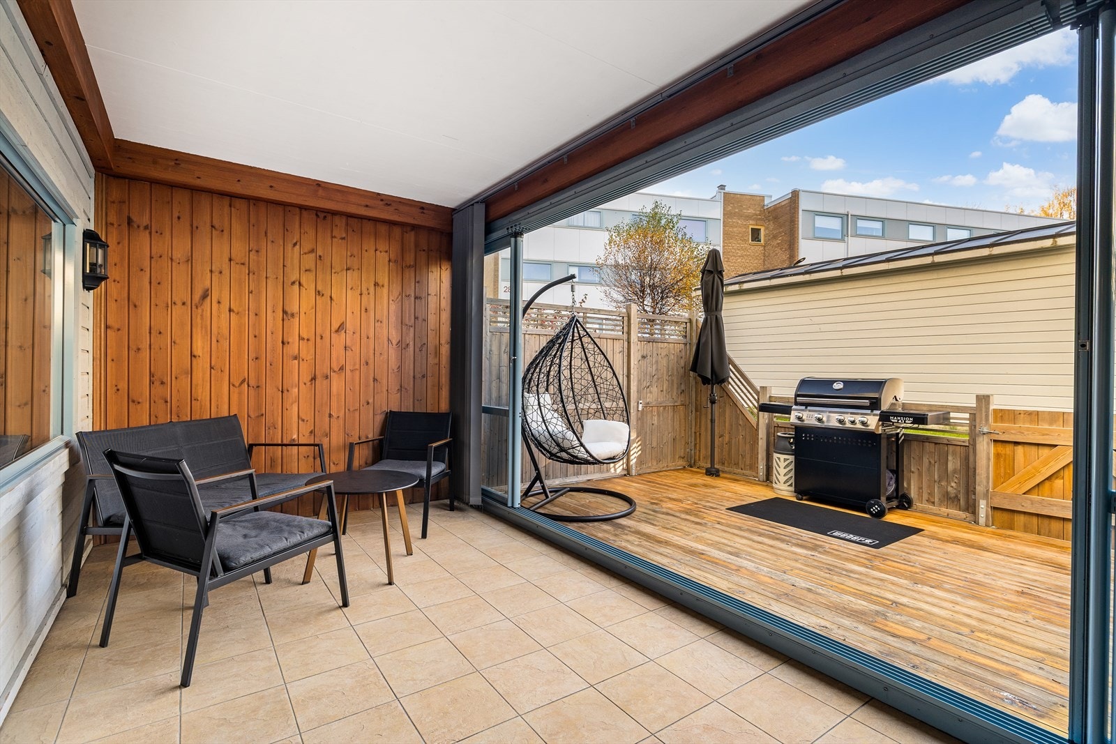 Den store innglassede balkongen fungerer som et ekstra oppholdsrom store deler av året Galleribilde