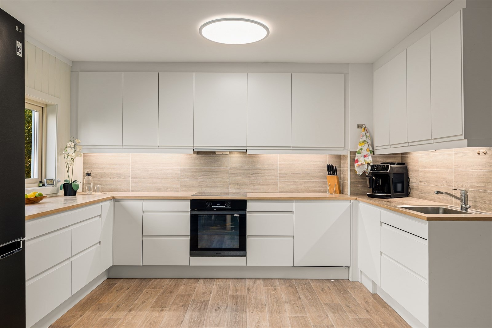 Integrert steketopp, komfyr og oppvaskmaskin. Vannstopper. Galleribilde