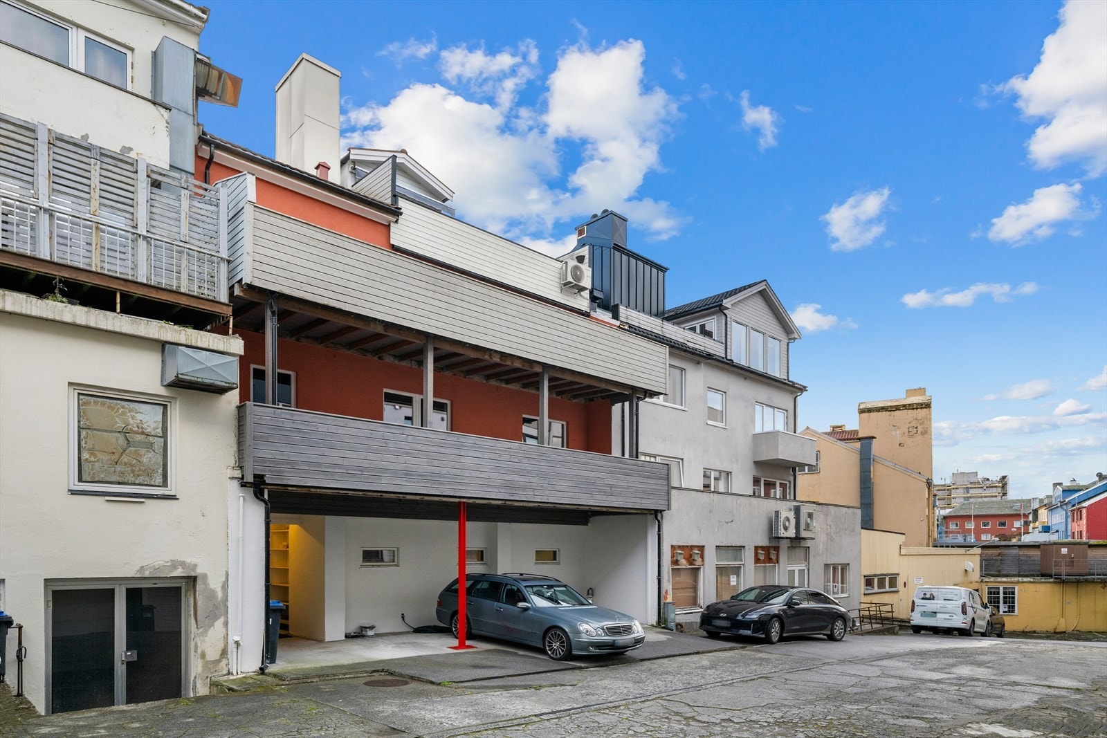 Fasade i bakgård. Biloppstillingsplass medfølger leiligheten Galleribilde