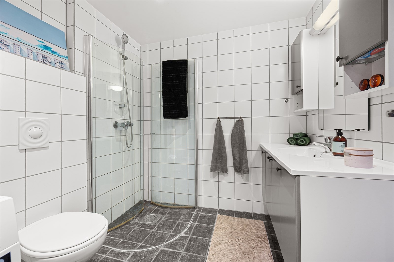 Flisbelagt baderom med vegghengt toalett og behagelig gulvvarme. Galleribilde