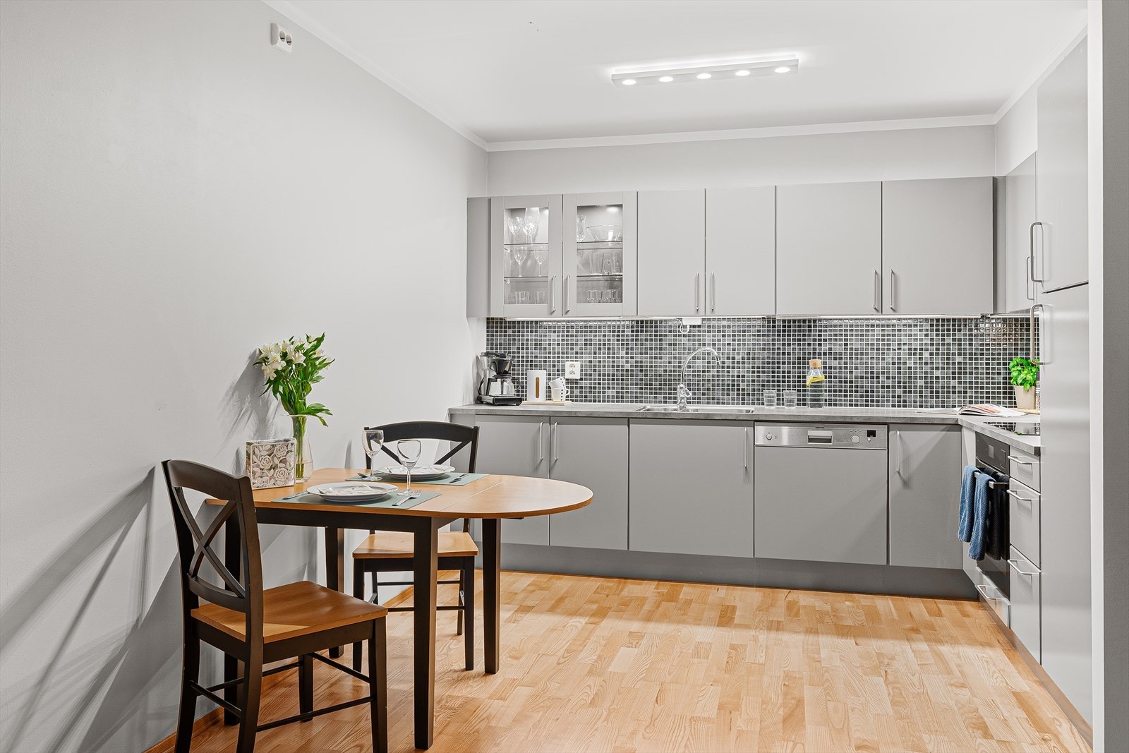 Det er god plass til ønsket spisegruppe ved kjøkkenet. Galleribilde