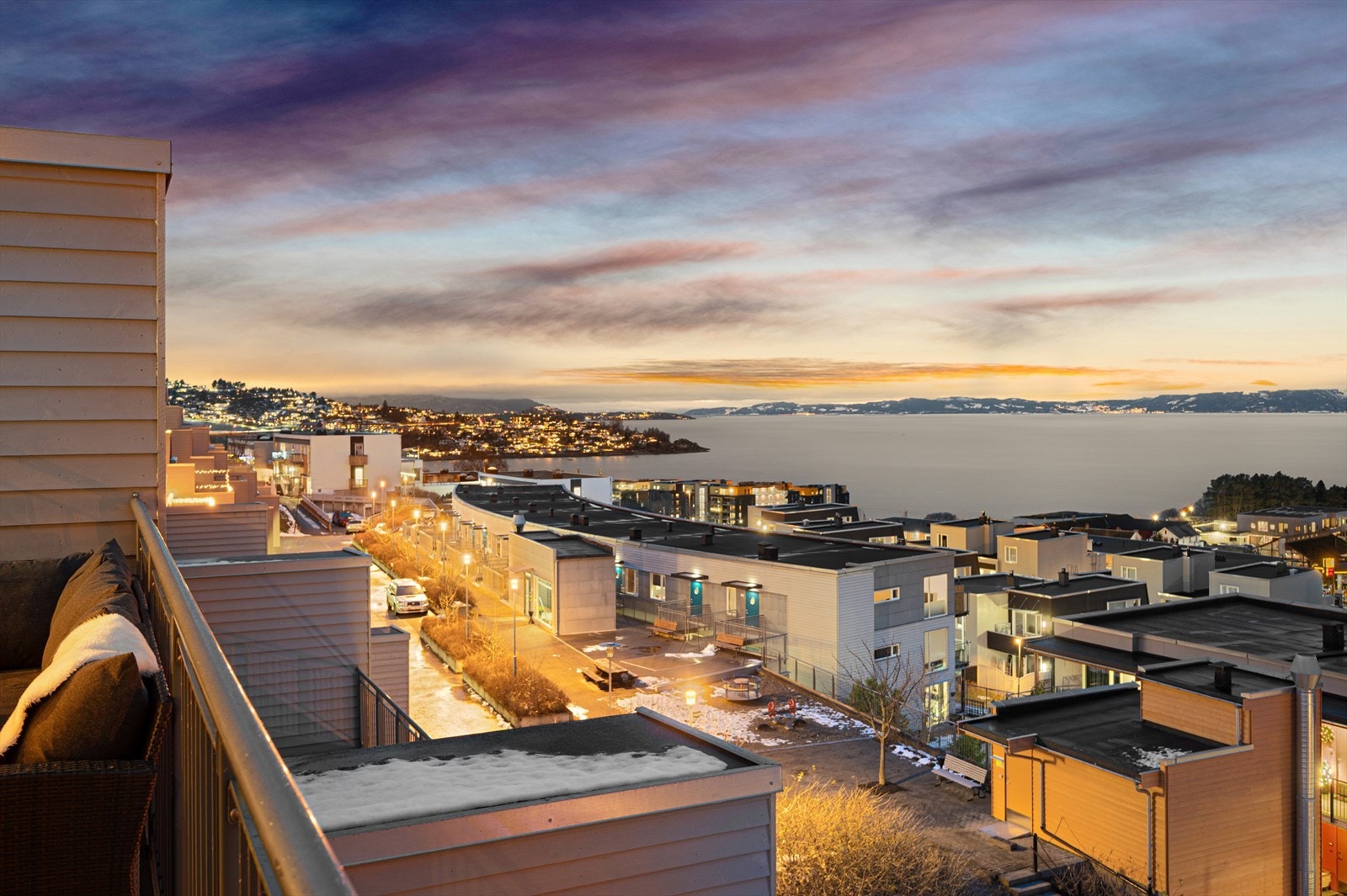 Fra leiligheten er det kort vei til dagligvarebutikker, restaurant, treningssenter, fotballbaner og kollektiv transport. Det er også bare en spasertur Vikhammerløkka med frisbeegolf og gode bademuligheter. Galleribilde