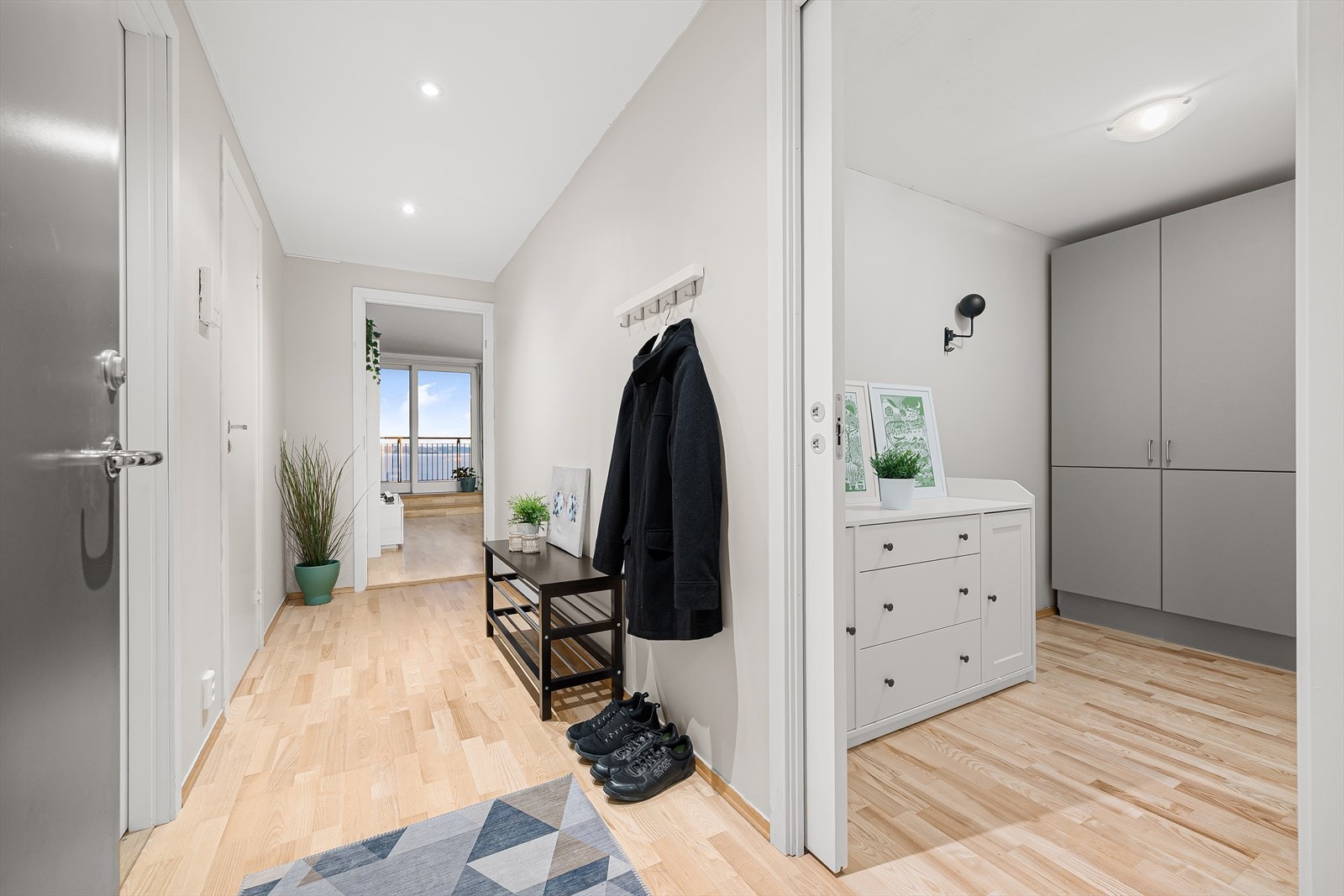 Praktisk gang på 5,8m som gir rikelig med oppbevaringsplass for yttertøy. Galleribilde