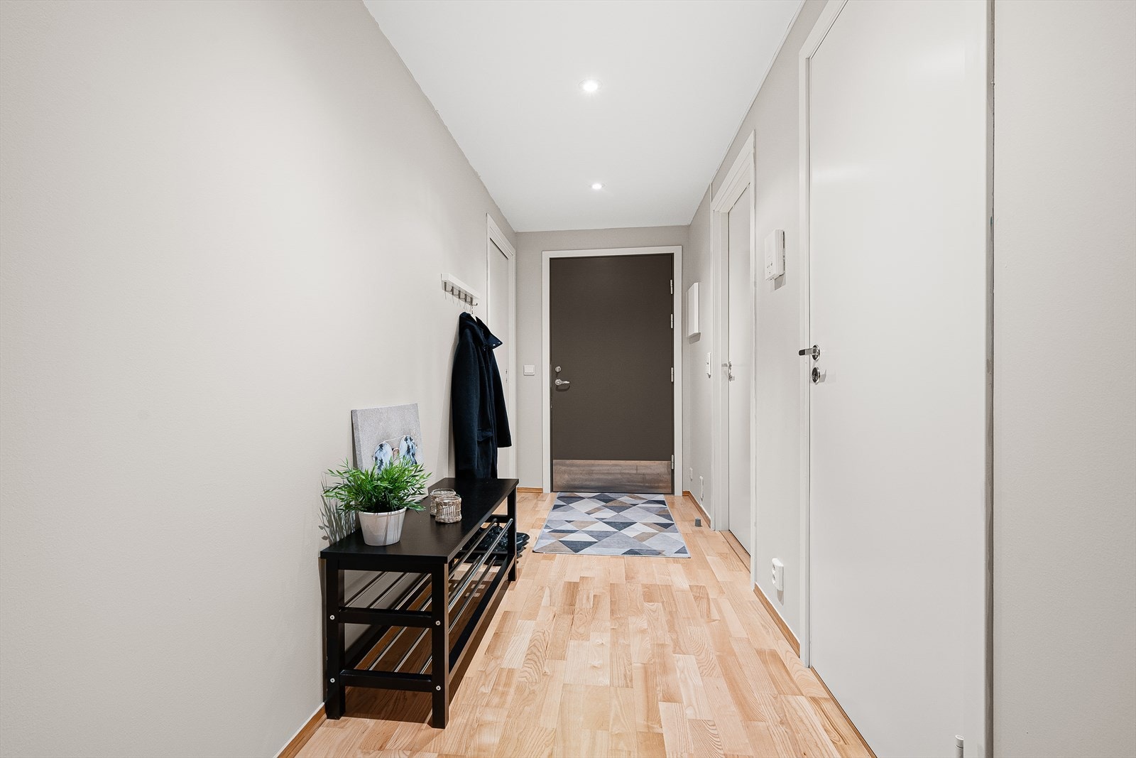 Romslig entre med downlights i himling. Galleribilde