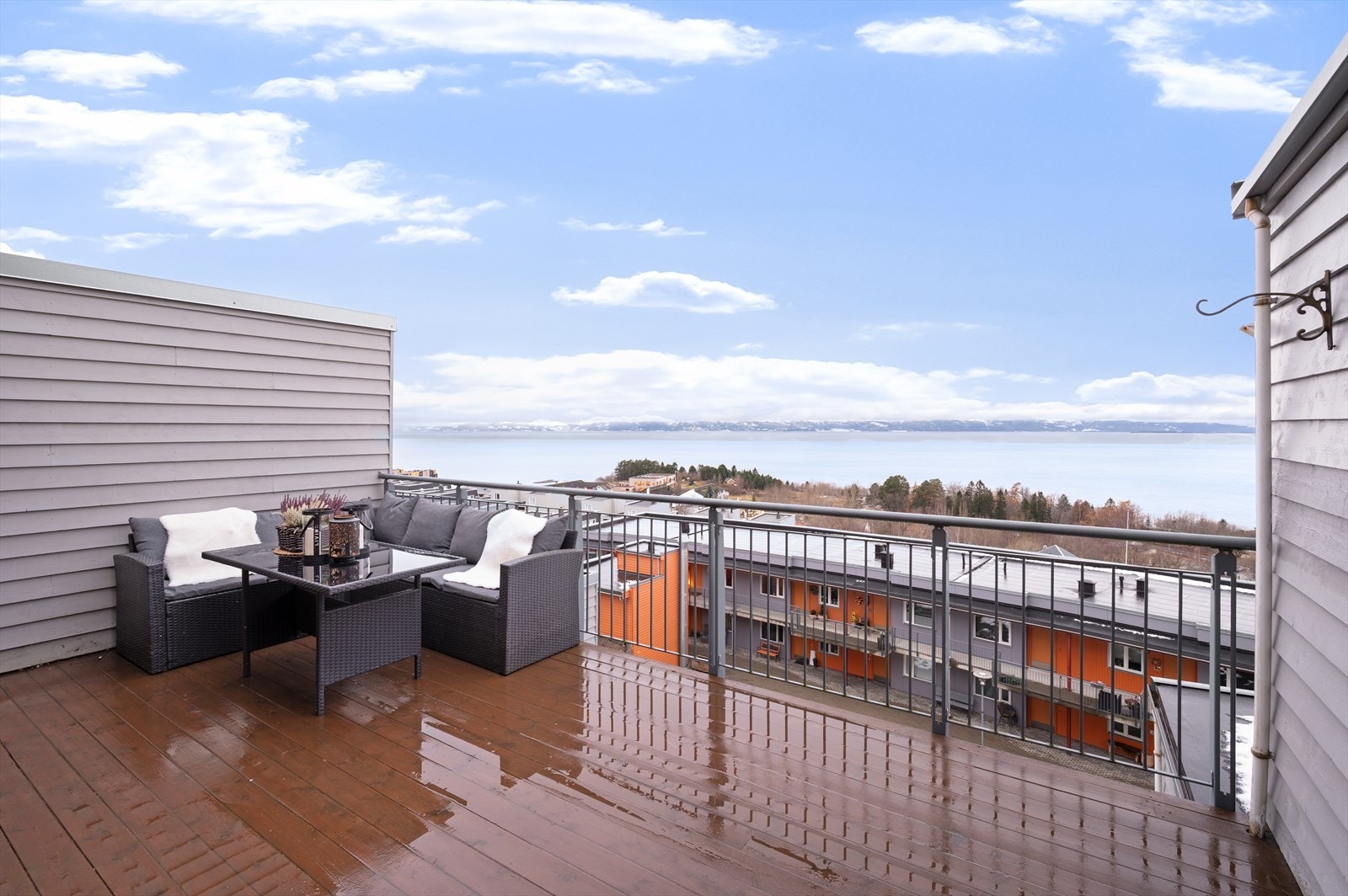 Her kan du nyte behagelig ettermiddagssol og flott utsikt. Galleribilde