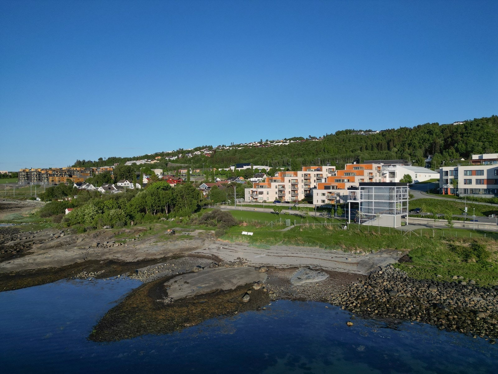Nærområdet: Stasjonsfjæra er også kun en liten gåtur unna boligen med fine badeforhold. Galleribilde