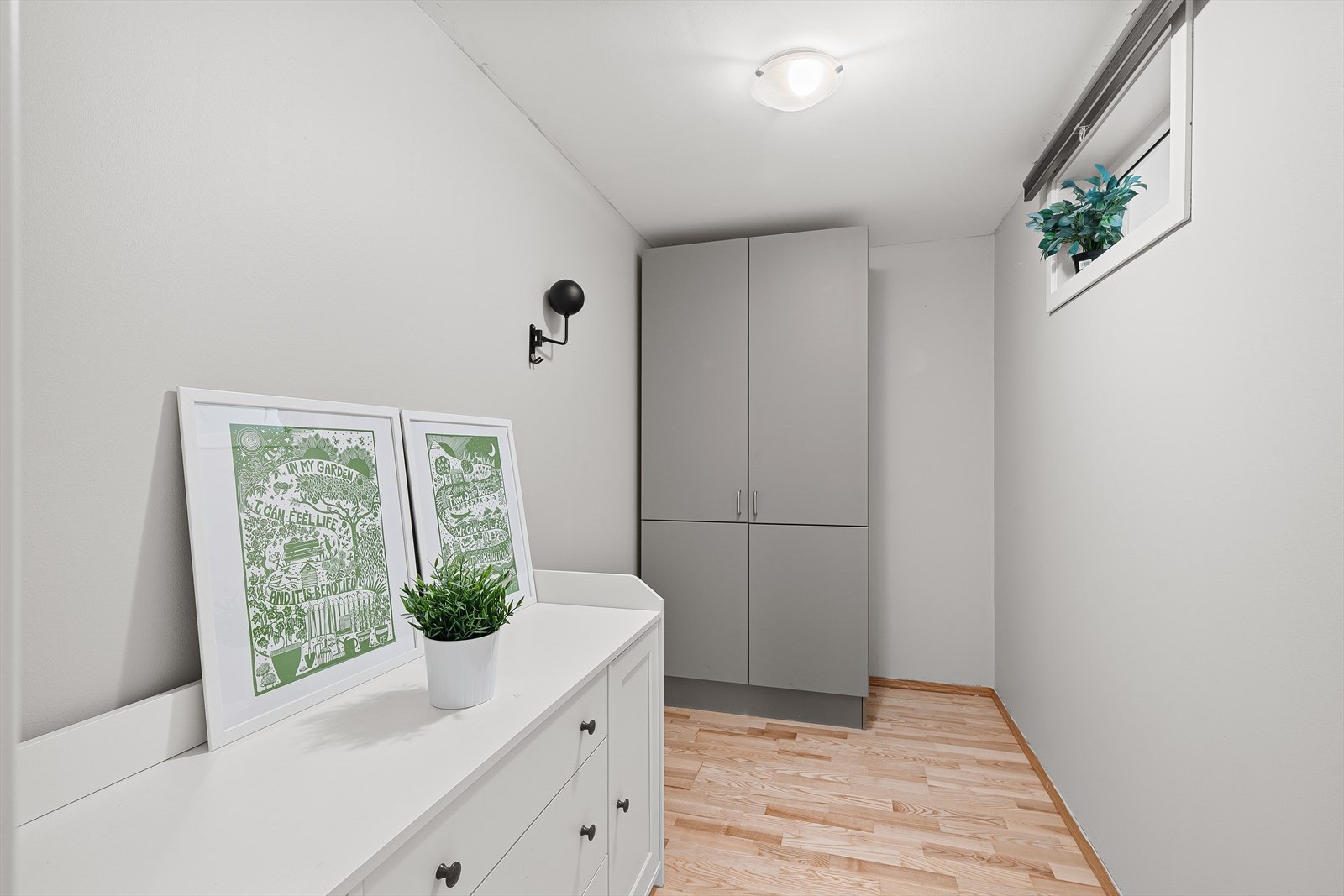 Omkledningsrom på 4,9m som gir god plass til oppbevaring. Galleribilde