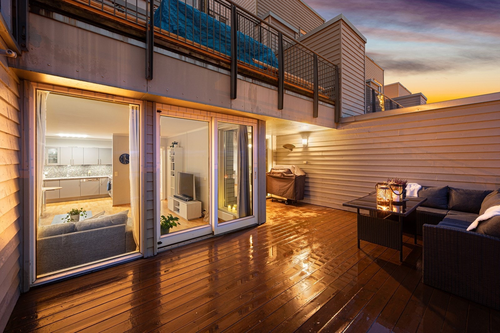 Fra terrassen nyter du flott sjøutsikt mot Trondheimsfjorden med kveldssol til kl. 23.30 på midtsommer Galleribilde