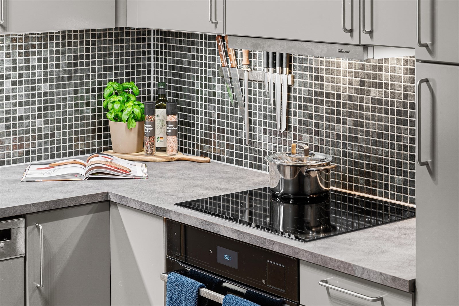 Innredning med mekanisk avtrekk over stekesone. Galleribilde