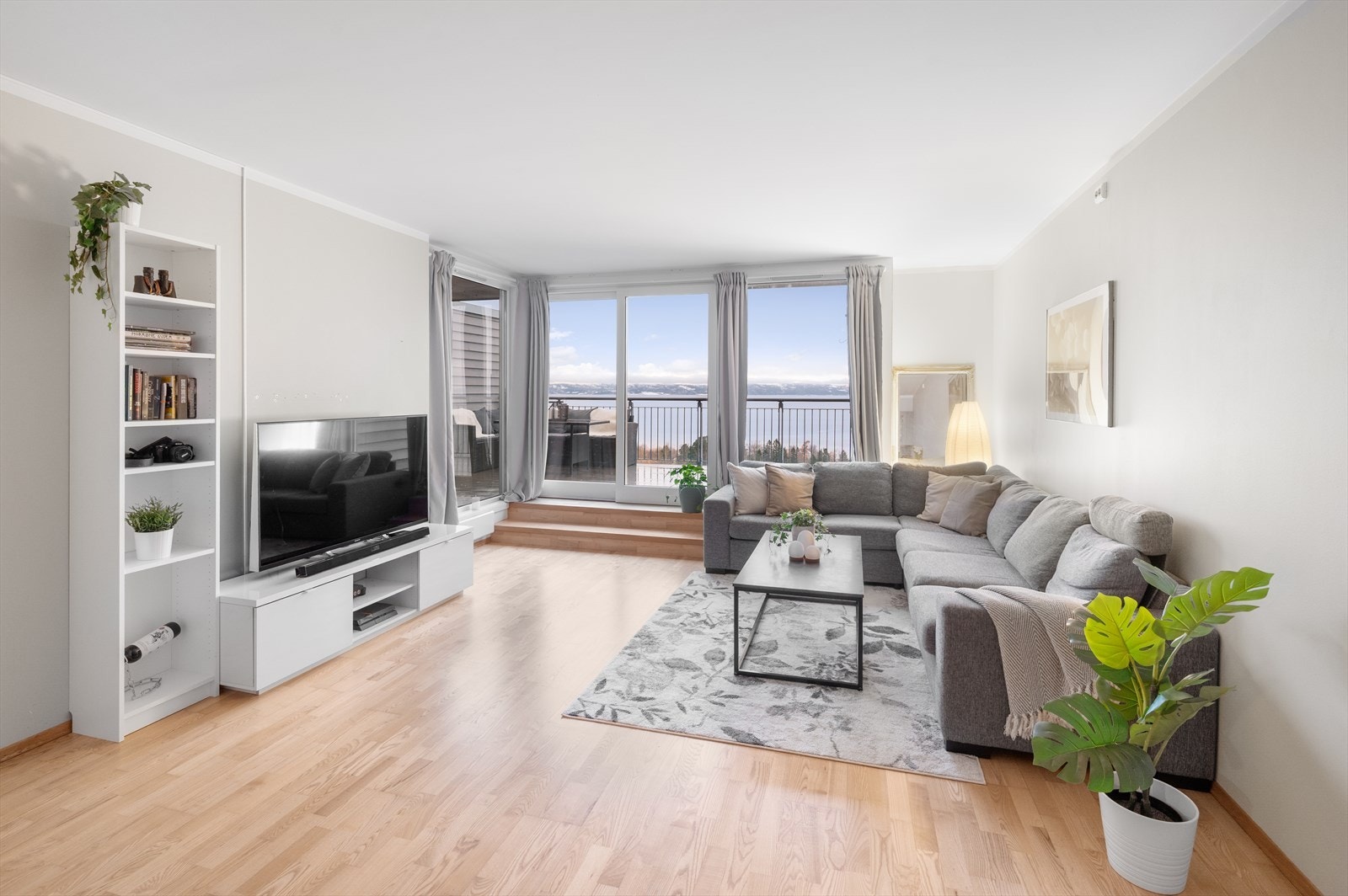 Den flotte sjøutsikten kan nytes like godt inne som ute. Galleribilde