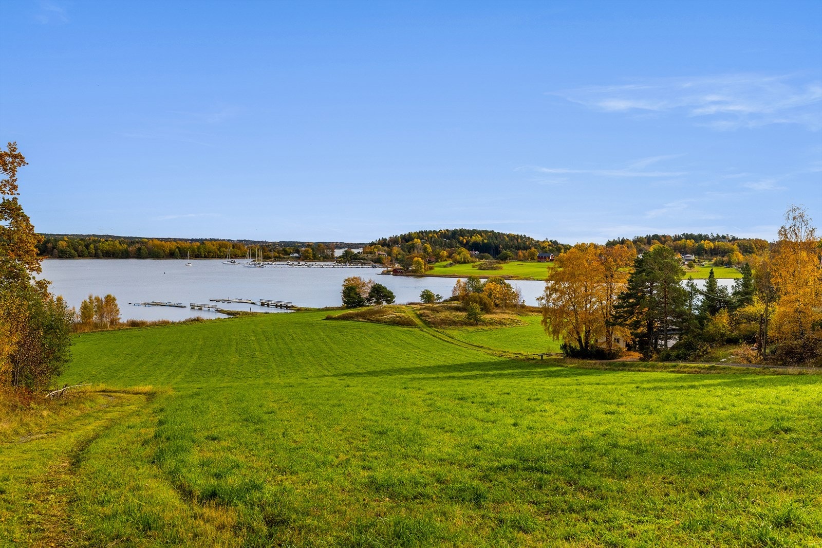 Sjelden kombinasjon på småbruk, et fredelig/åpent landskap, nærhet til sjøen og egen strandlinje Galleribilde