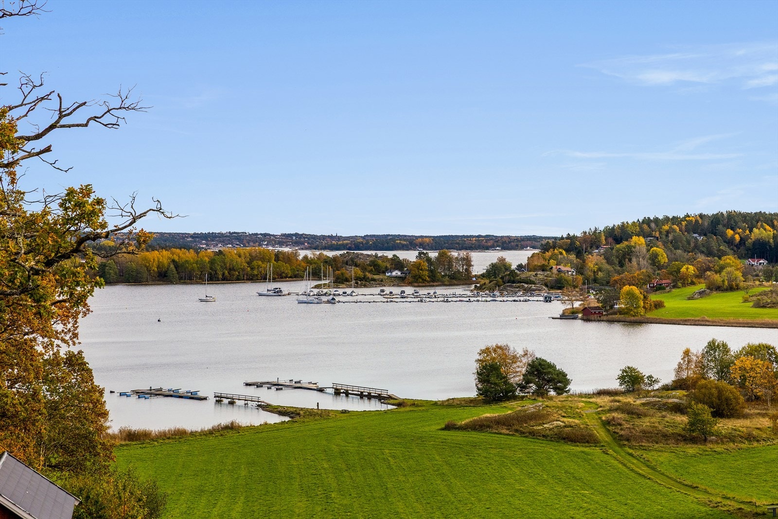 Utsikten fra balkongen, med sjøen som nabo og naturen som din faste følgesvenn Galleribilde