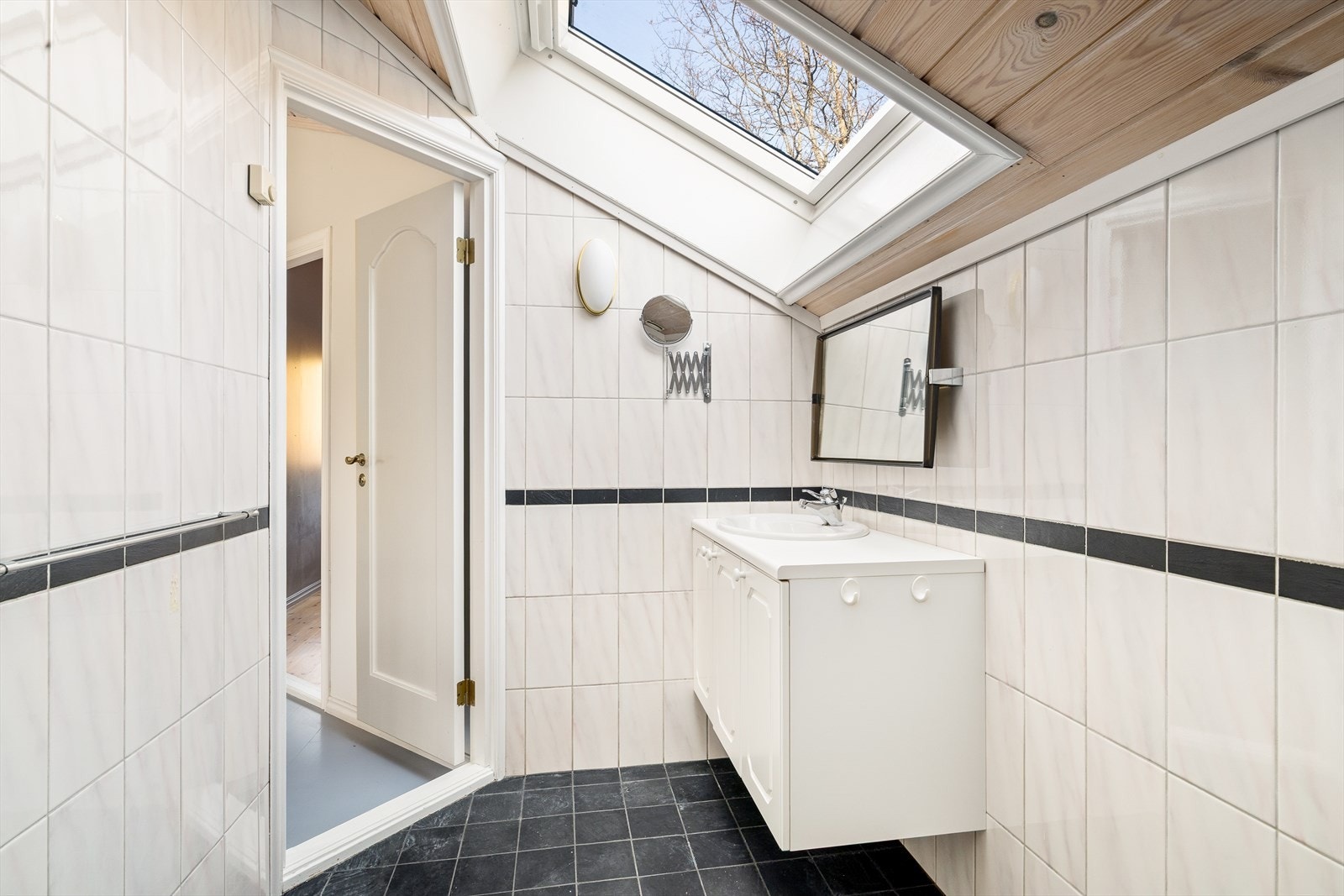 Innredet med servant, wc og dusj med vegger Galleribilde