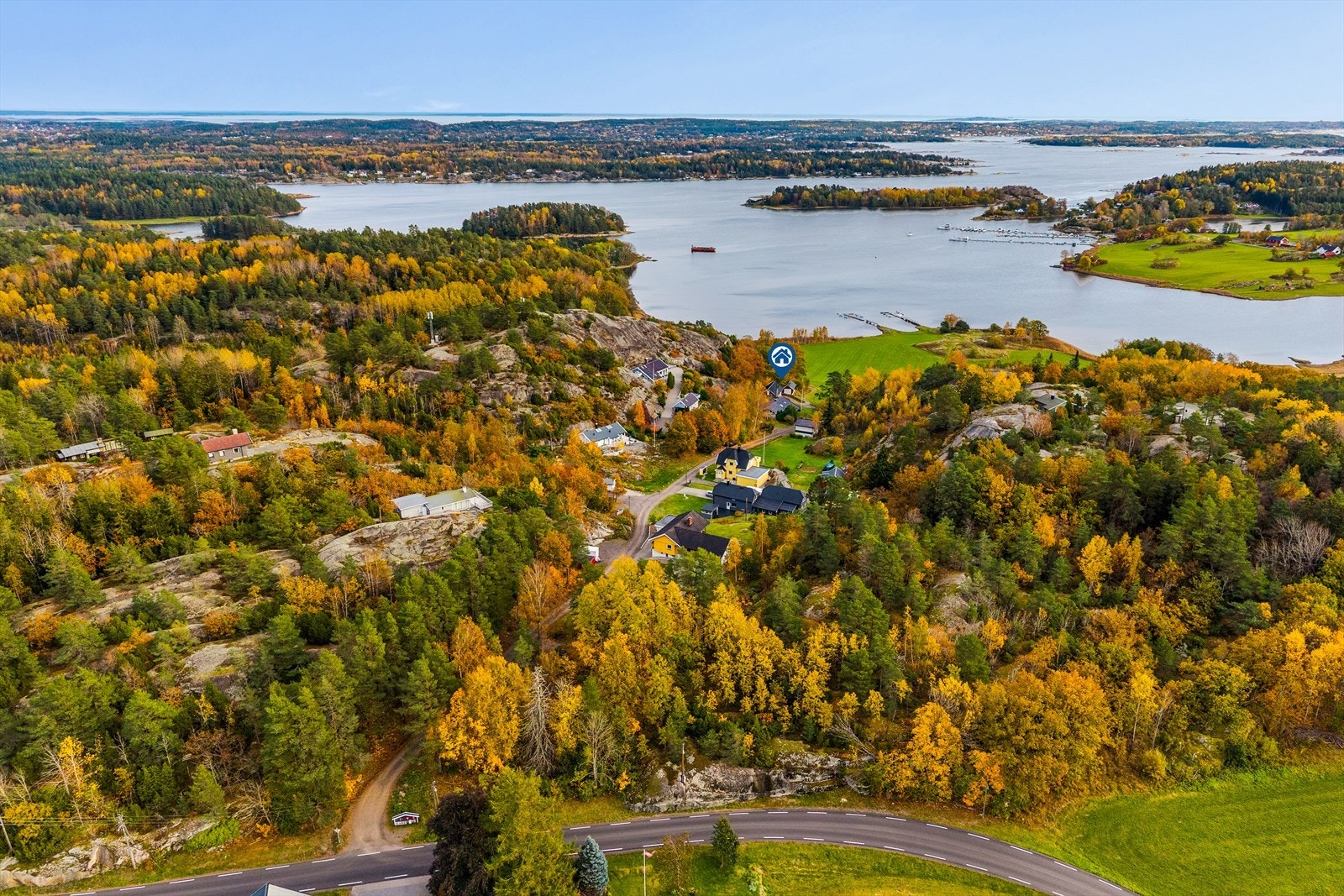 Eiendommen ligger sentralt, landlig og rolig til mellom Sandefjord og Tønsberg, ut mot Tønsbergfjorden. Dette er stedet for deg som ønsker å kombinere det beste fra landlivet med den magiske nærheten til sjøen Galleribilde