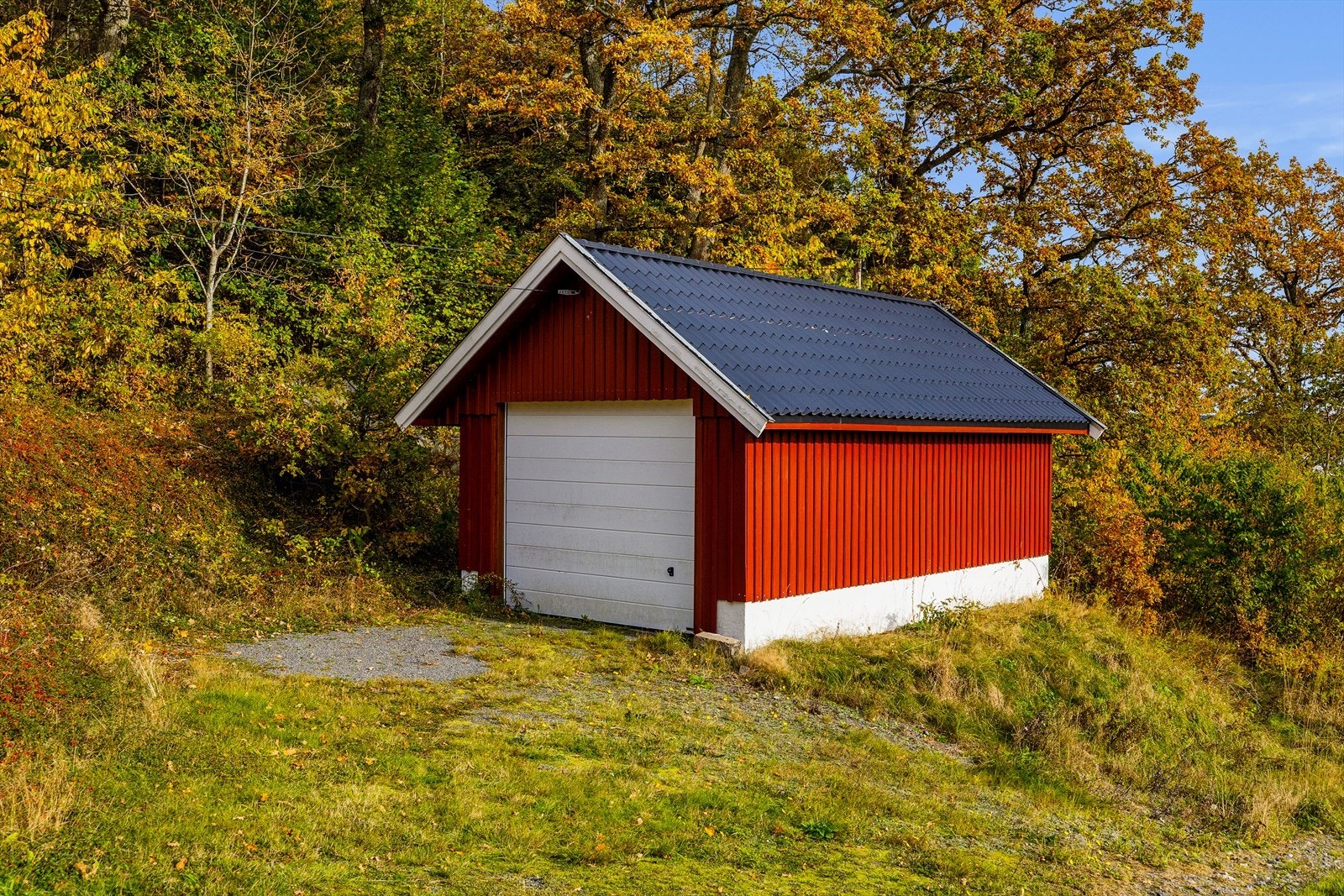 Båthus/garasje med nyere leddport. Innlagt strøm Galleribilde