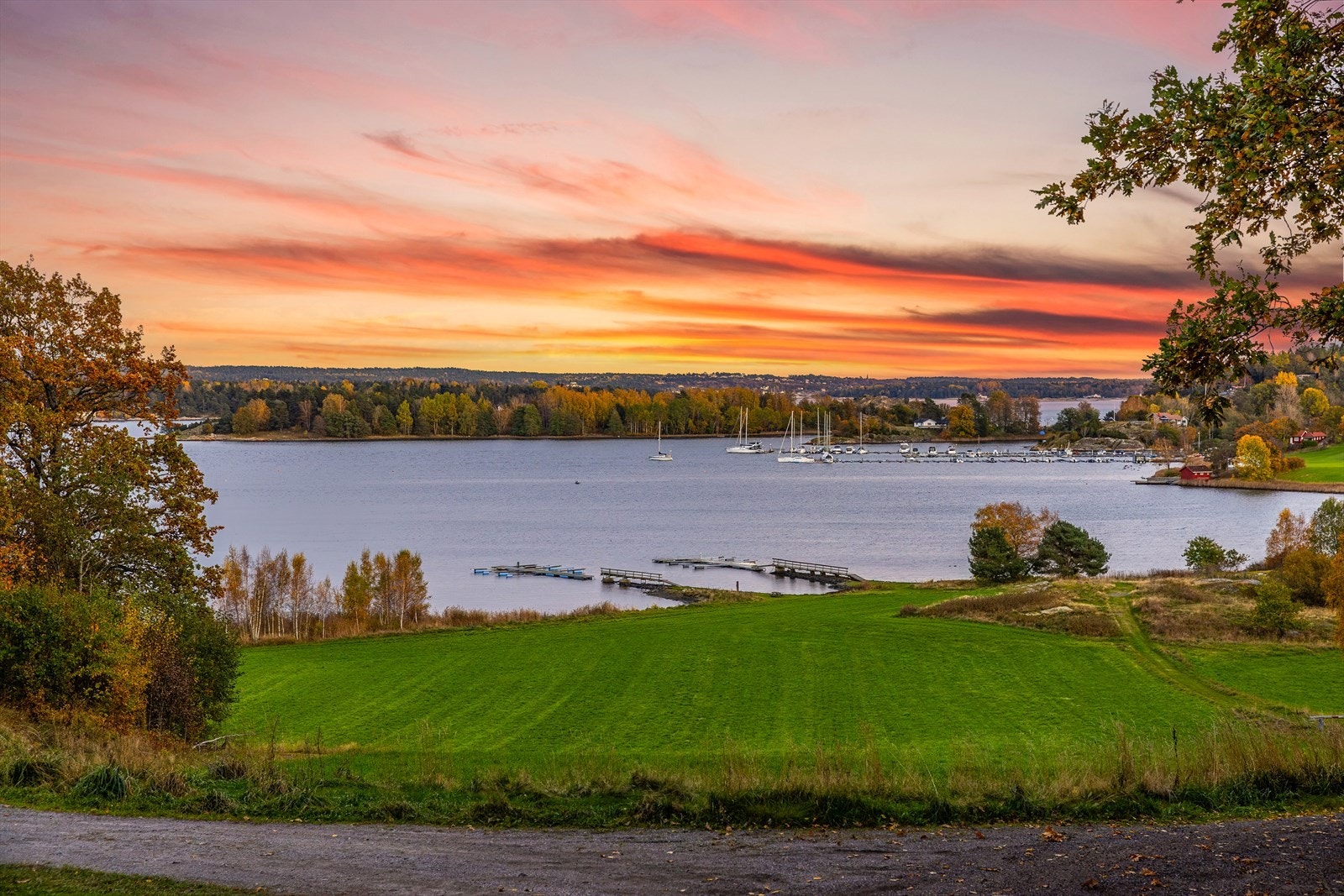 Uteområdene innbyr til lange sommerdager ved sjøen, rolige stunder og en harmonisk hverdag langt fra støy og stress Galleribilde
