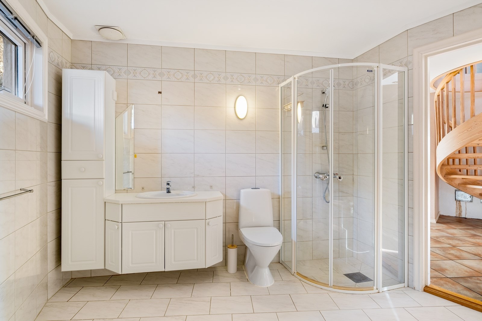 Rommet inneholder innredning med servant, wc, dusj med vegger og innbygget badekar Galleribilde