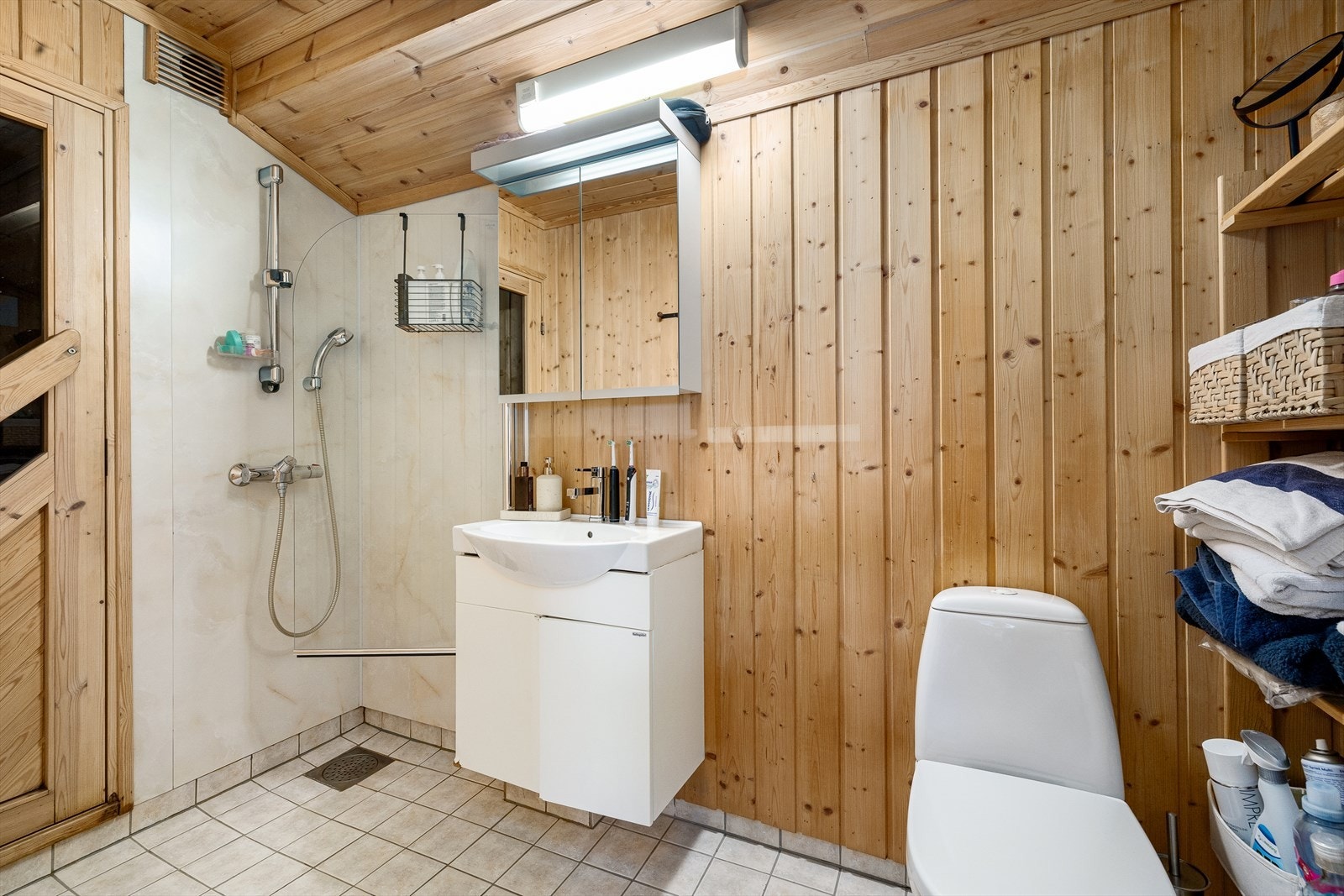 Bad m/gulvvarme, innredet med servant, wc og dusj Galleribilde