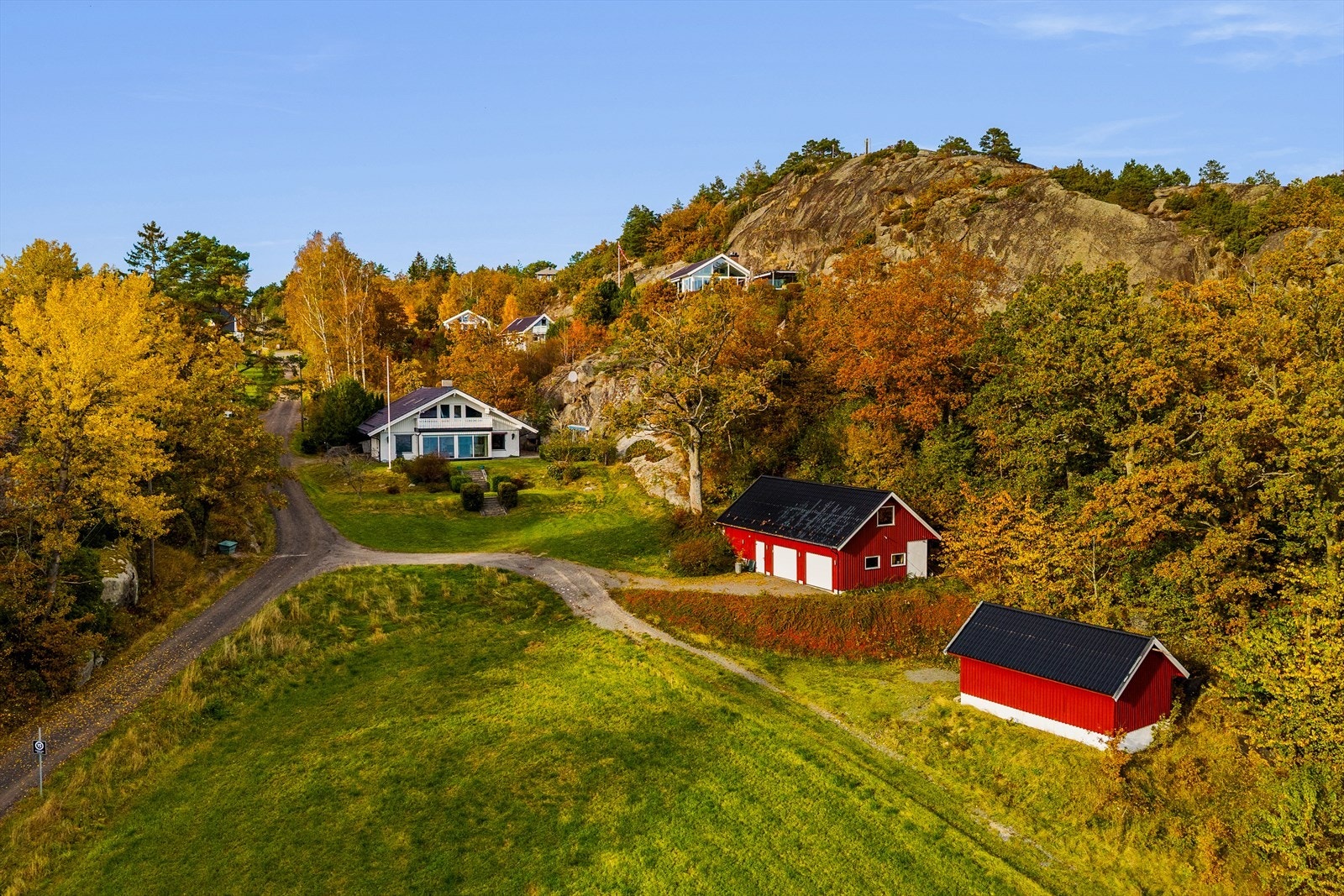 Dobbel garasje med med isolert lagringsloft, innlagt strøm og egen inngang. Båthus/garasje m/strøm Galleribilde