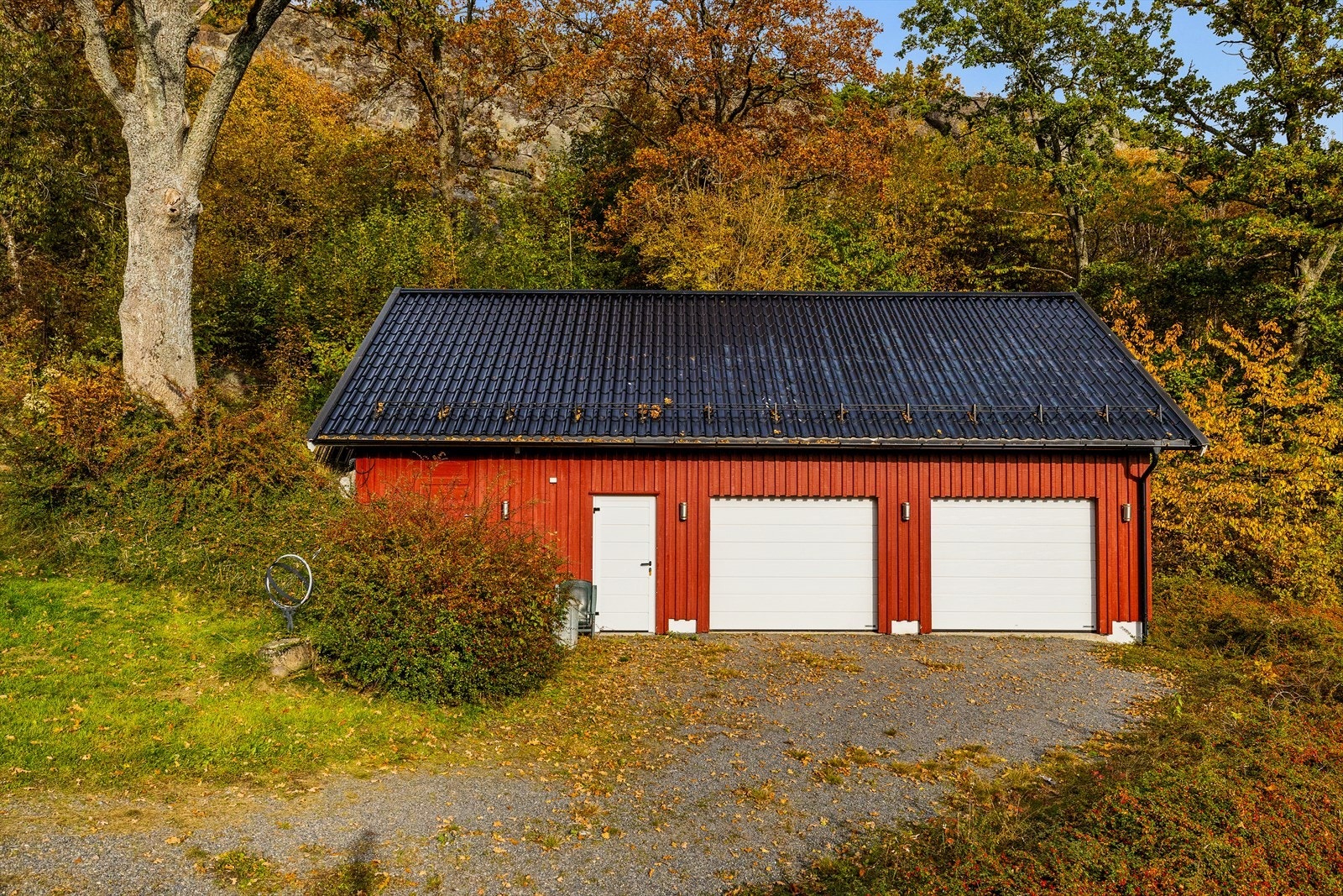 Garasje m/2 nyere leddporter, innlagt strøm og lader for EL bil. Isolert lagringsloft m/egen inngang Galleribilde