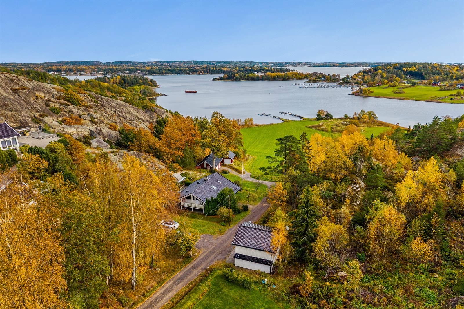 Alle de 5 bygningene ligger i naturskjønne omgivelser med fantastisk sjøutsikt/sjøkontakt omgitt av frodig natur og åpent landskap Galleribilde
