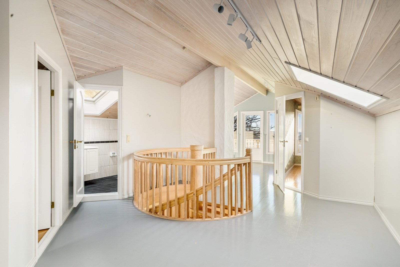 Mye naturlig lys slipper inn i 2.etasje Galleribilde