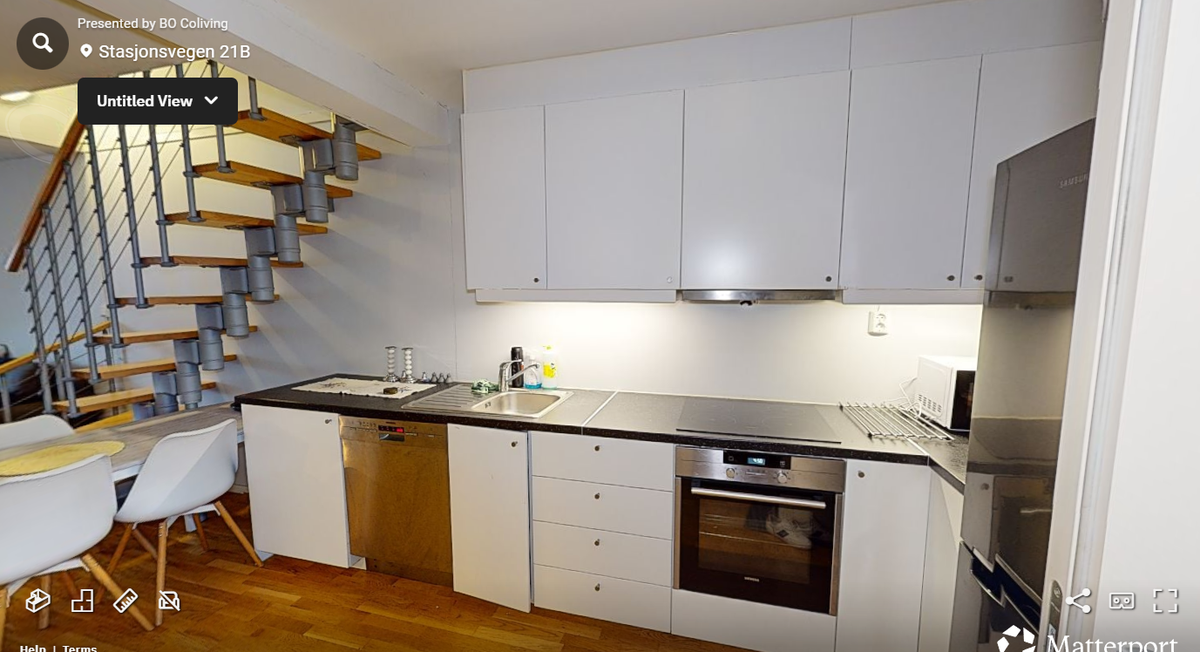 Kjøkkenet ligger fint til i leiligheten og har det man måtte trenge av hvitevarer Galleribilde