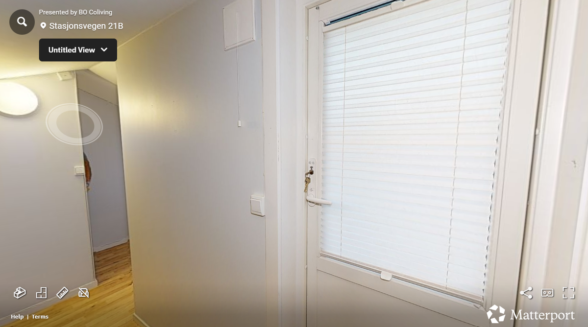 Fra hemsen er det tilgang ut til balkong på "taket" av bygget. Den er på ca. 5kvm og har plass til sittegruppe Galleribilde