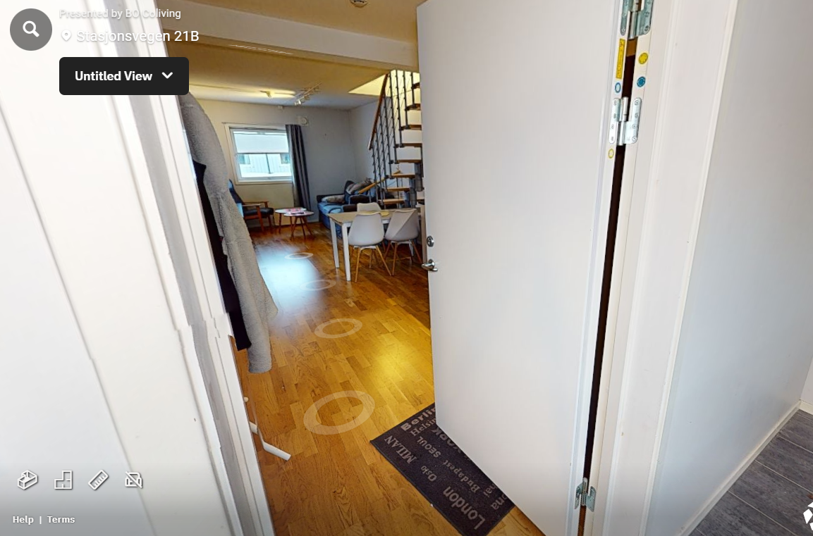 Velkommen inn - til venstre kan man henge fra seg jakker og sko Galleribilde