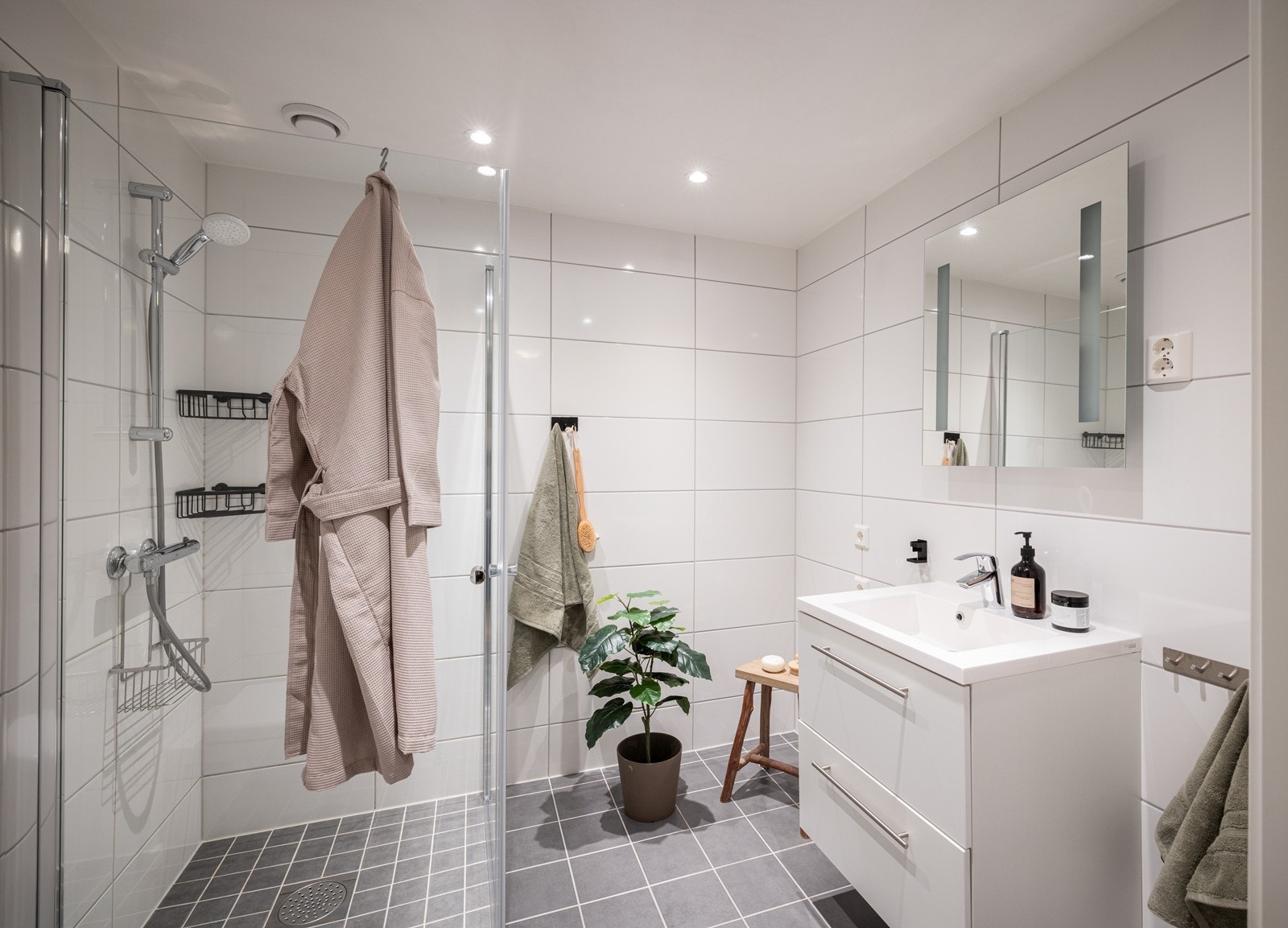 Flislagt bad moderne løsninger og god dusjsoneløsning. Kvalitetsmaterialer gir et rent og tidløst uttrykk. Galleribilde