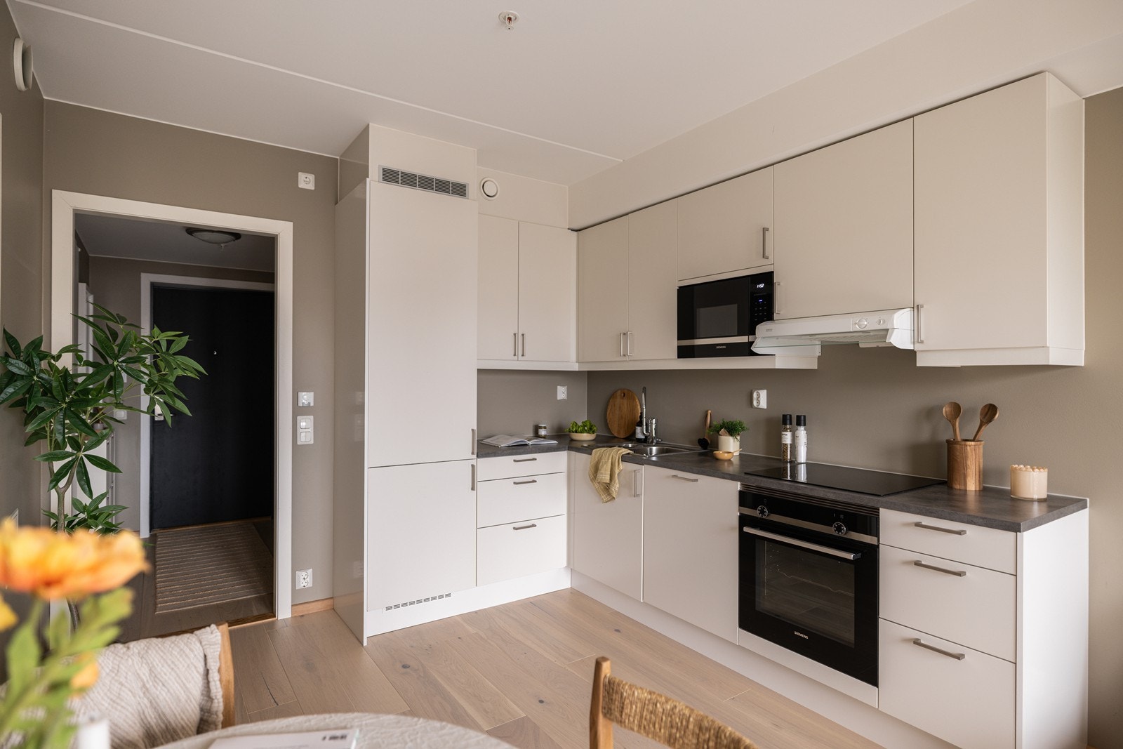 Pent og moderne kjøkken med smarte løsninger og god skapplass. Den åpne løsningen gjør rommet sosialt og praktisk. Galleribilde