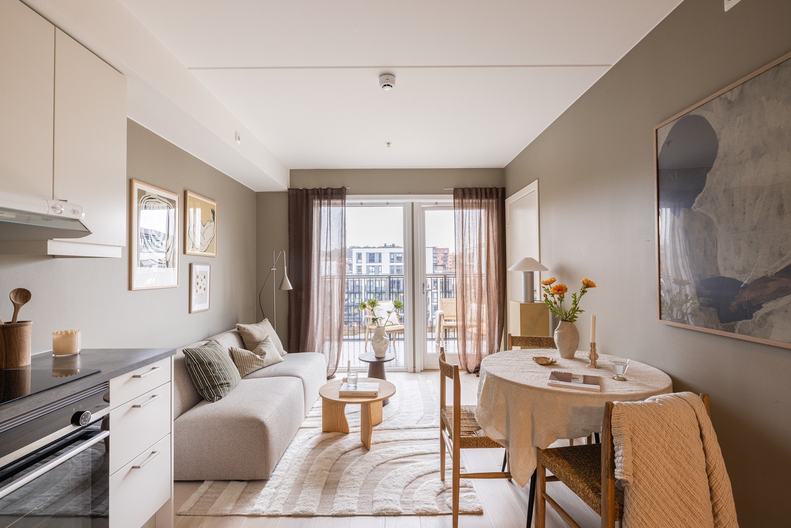 Stuen byr på gode møbleringsmuligheter og et elegant uttrykk. Dette er et rom som innbyr til både avslapning og sosiale samlinger. Galleribilde