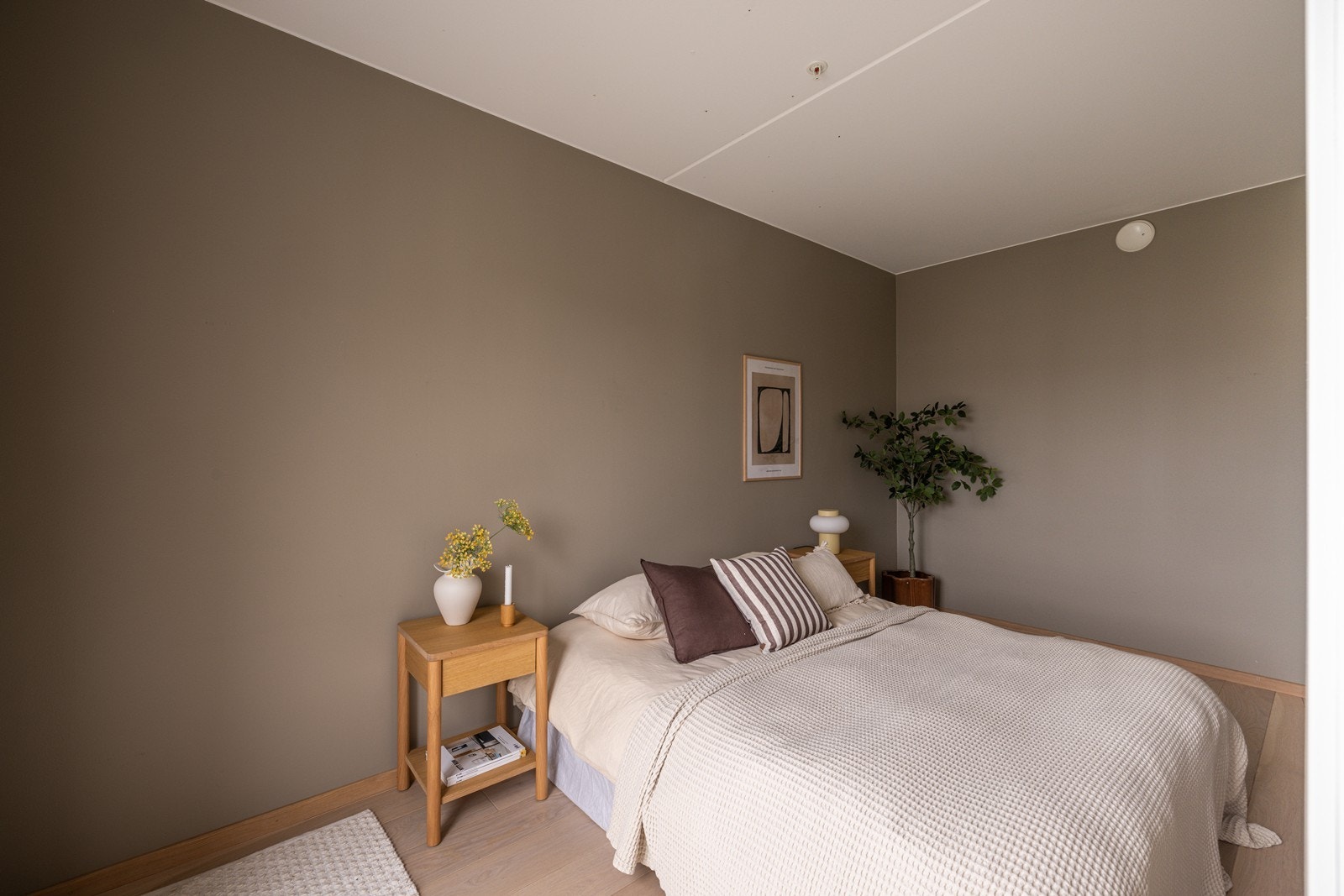 Hovedsoverommet er romslig og harmonisk innredet. Perfekt for deg som ønsker et fredelig og behagelig privatrom. Galleribilde