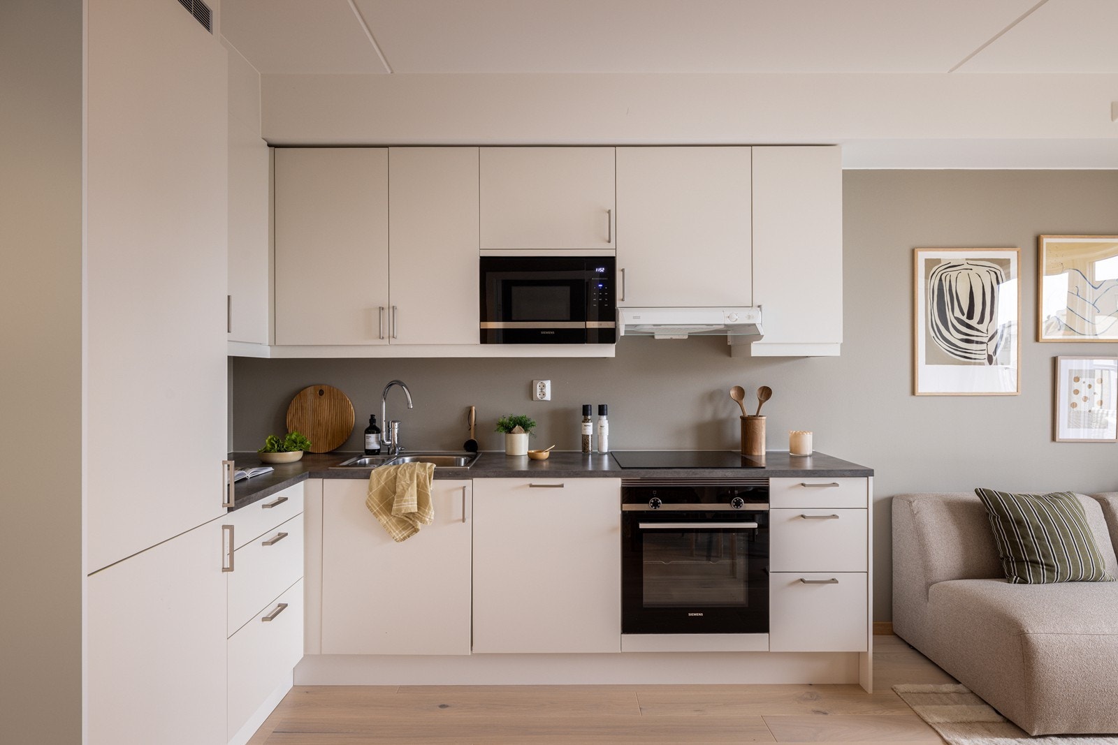 Kjøkkenet er tidløst og gjennomført, med gode arbeidsflater og integrerte detaljer. Et perfekt sted å samles for matlaging og hverdagsprat. Galleribilde