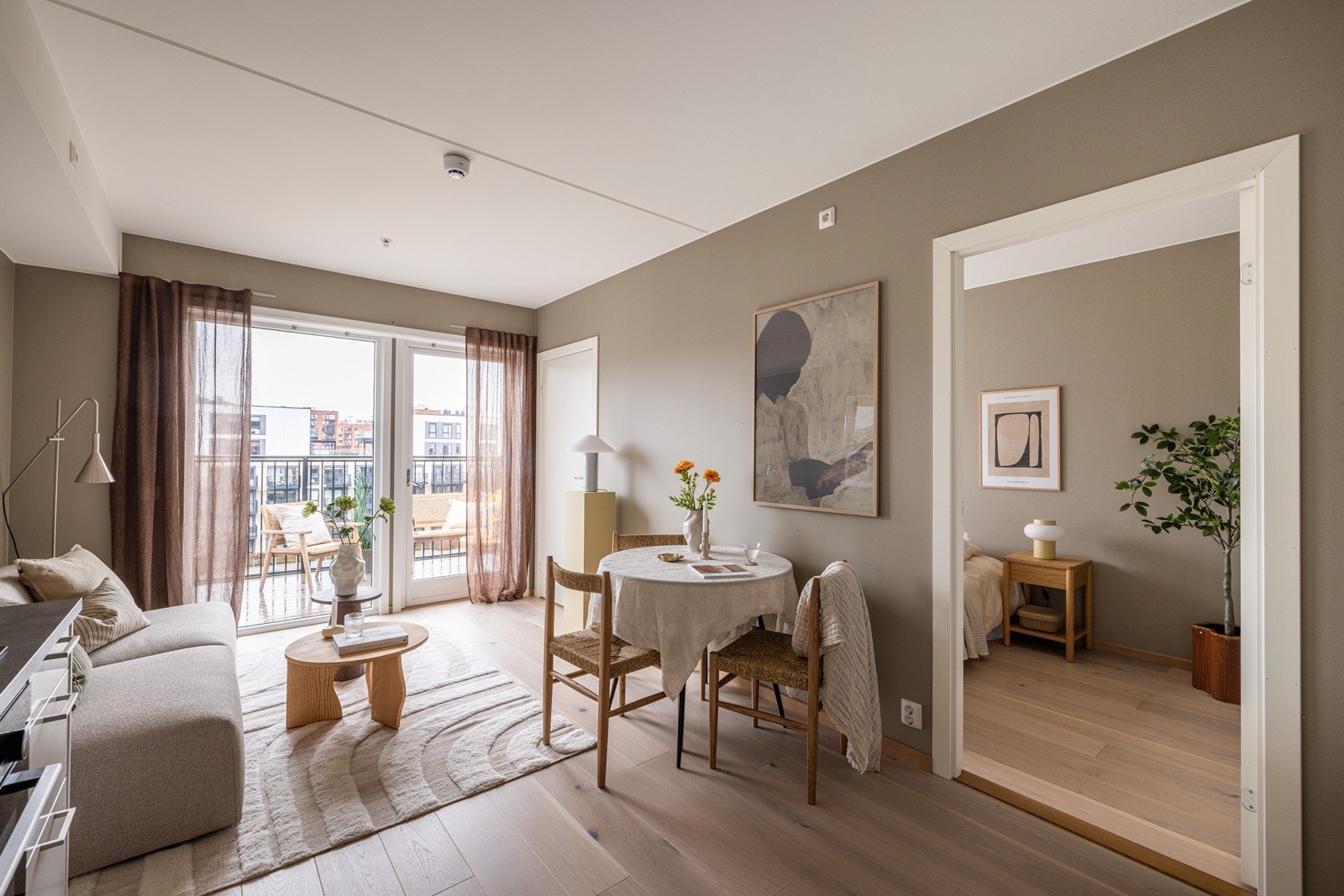 Stue- og kjøkken-området er stilfullt innredet med varme toner og myke overganger. Galleribilde