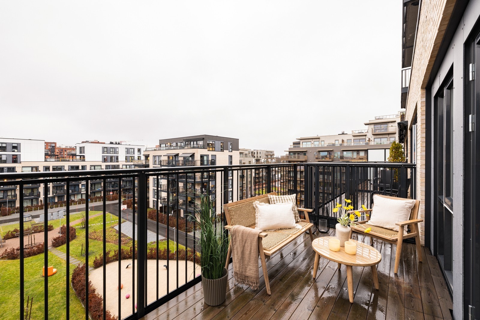 Balkongen har flott utsyn over nærområdet og gir deg ekstra oppholdsplass store deler av året. Perfekt for morgenkaffen eller et glass om kvelden. Galleribilde