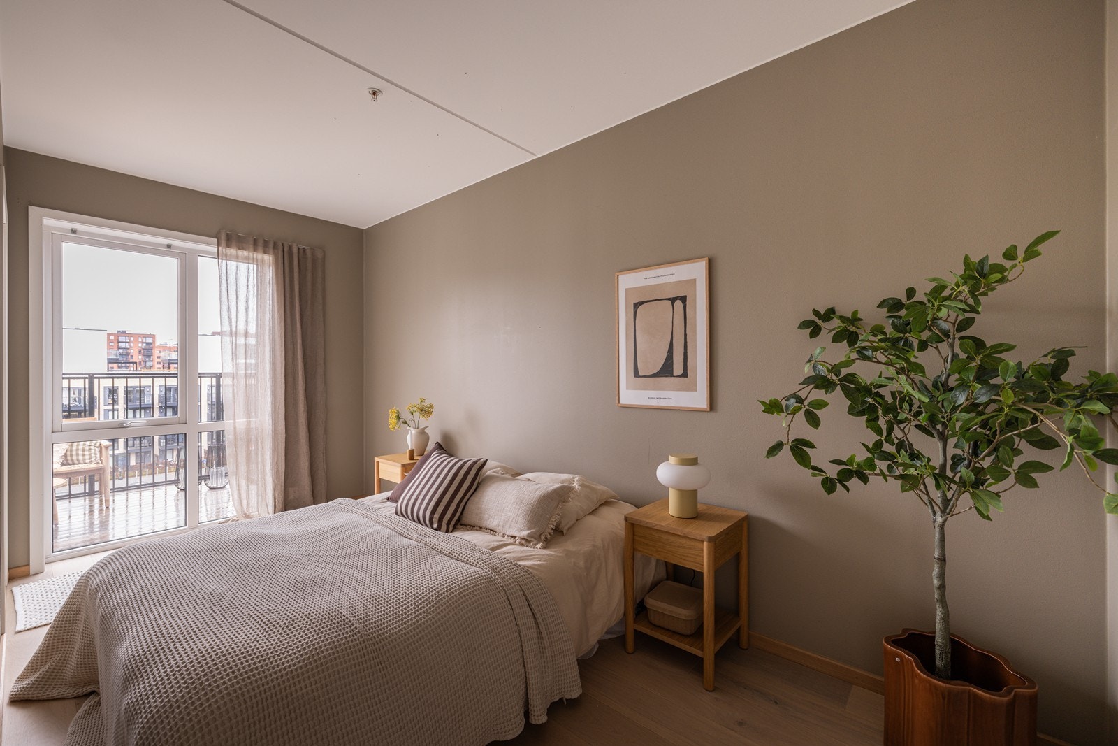 Lyst og rolig soverom med god plass til seng og garderobe. De duse fargene skaper en avslappende soveatmosfære. Galleribilde