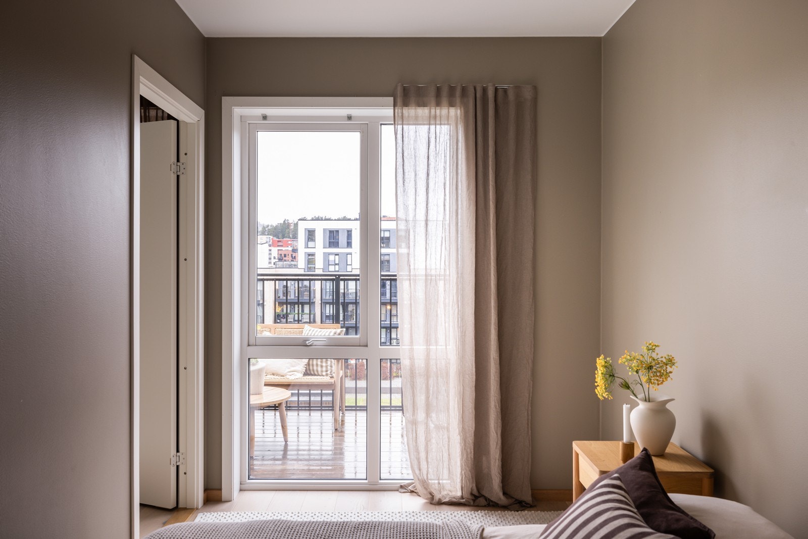 Soverommet har eget, stort vindu, noe som gir en eksklusiv detalj. Du våkner til frisk luft og naturlig lys. Galleribilde