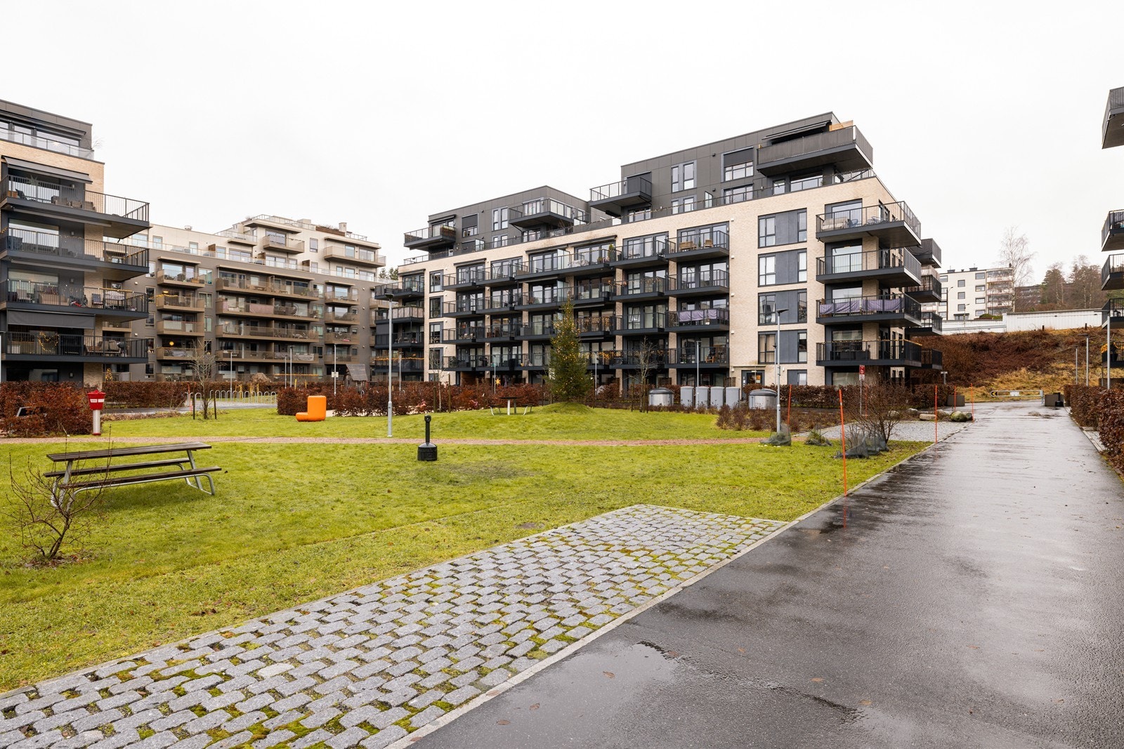 Boligen ligger i et moderne og pent opparbeidet boligområde. Gode fellesarealer og grønne soner gir et hyggelig bomiljø. Galleribilde