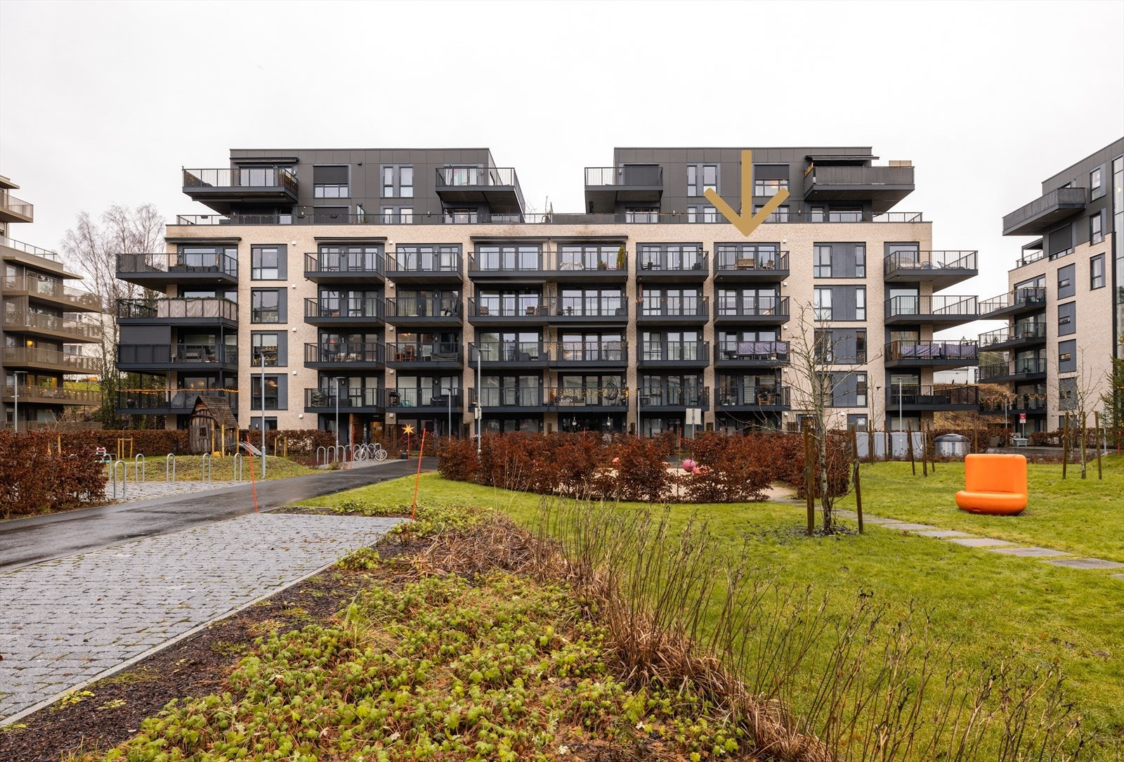 Fasaden er moderne og velholdt, og omgivelsene er rolige og trivelige. Et attraktivt nabolag med kort vei til det meste. Galleribilde