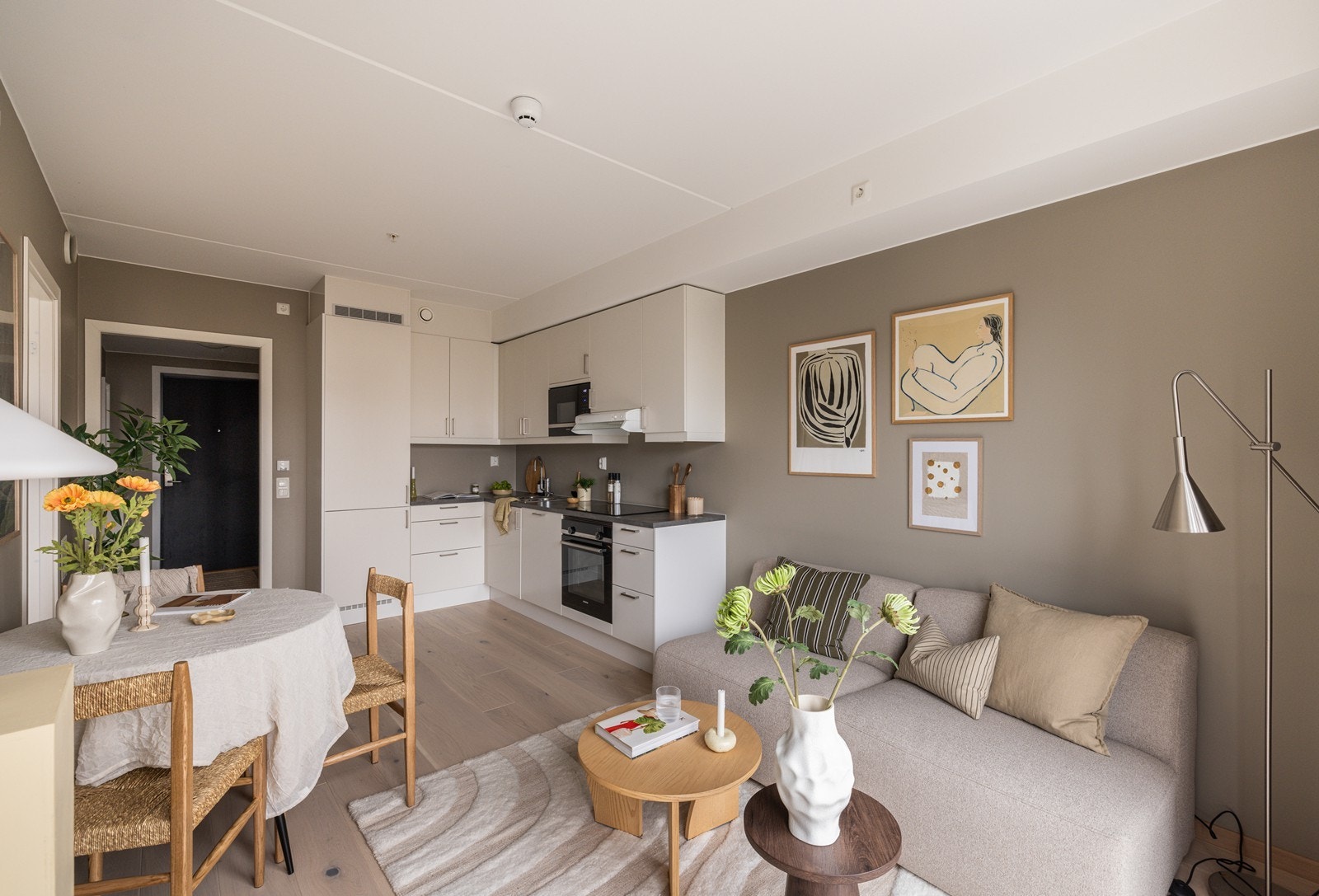 Åpen stue- og kjøkkenløsning med god plass til både sofa- og spisegruppe. Den gjennomtenkte planløsningen gir en behagelig flyt i rommet. Galleribilde