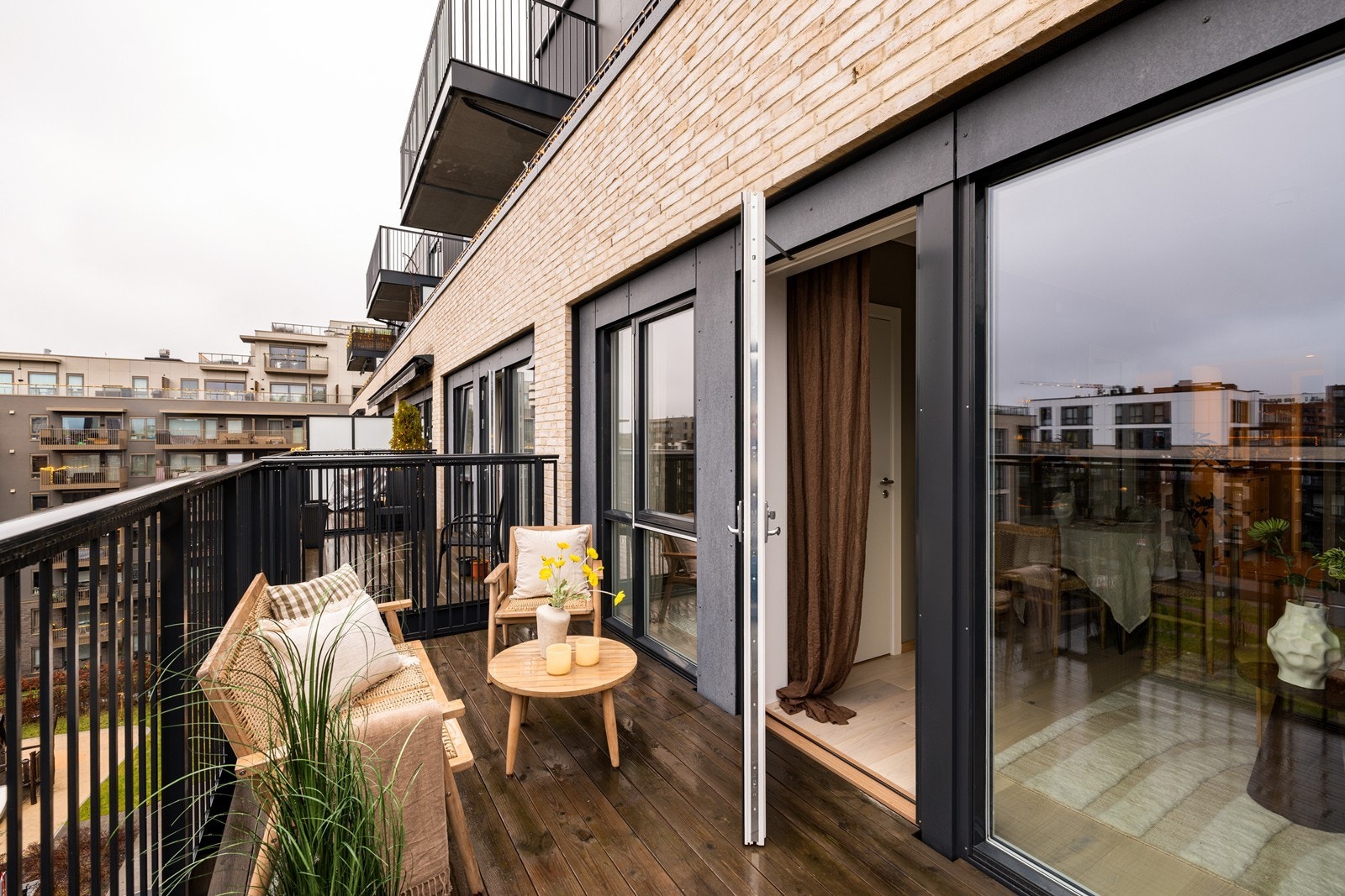 Balkongens lune krok gjør det enkelt å skape en hyggelig utesone. Her kan du nyte både solstrålene og den rolige utsikten. Galleribilde