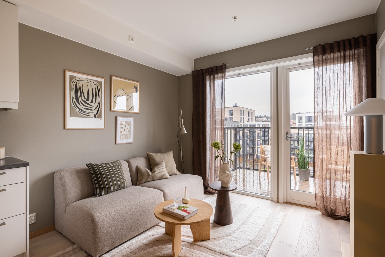 Tobias Nysæther Gulbrandsen ved Nordvik Lillestrøm presenterer Skigata 18 - en lun og særdeles attraktiv 2-roms selveierleilighet beliggende i populære Lørenskog! Foto: Lise Helene Stigen Galleribilde