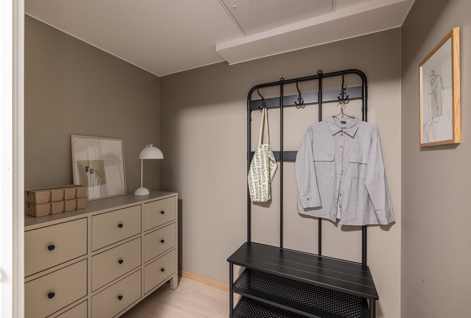 Smart garderoberom med god lagringsplass og praktisk innredning. Perfekt for deg som ønsker orden i hverdagen. Galleribilde