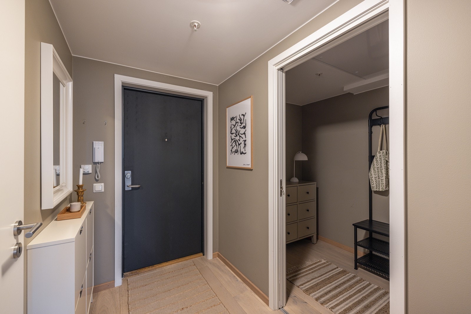 Innbydende entré med plass til både sko og yttertøy. Et godt førsteinntrykk som setter standarden for resten av boligen. Galleribilde