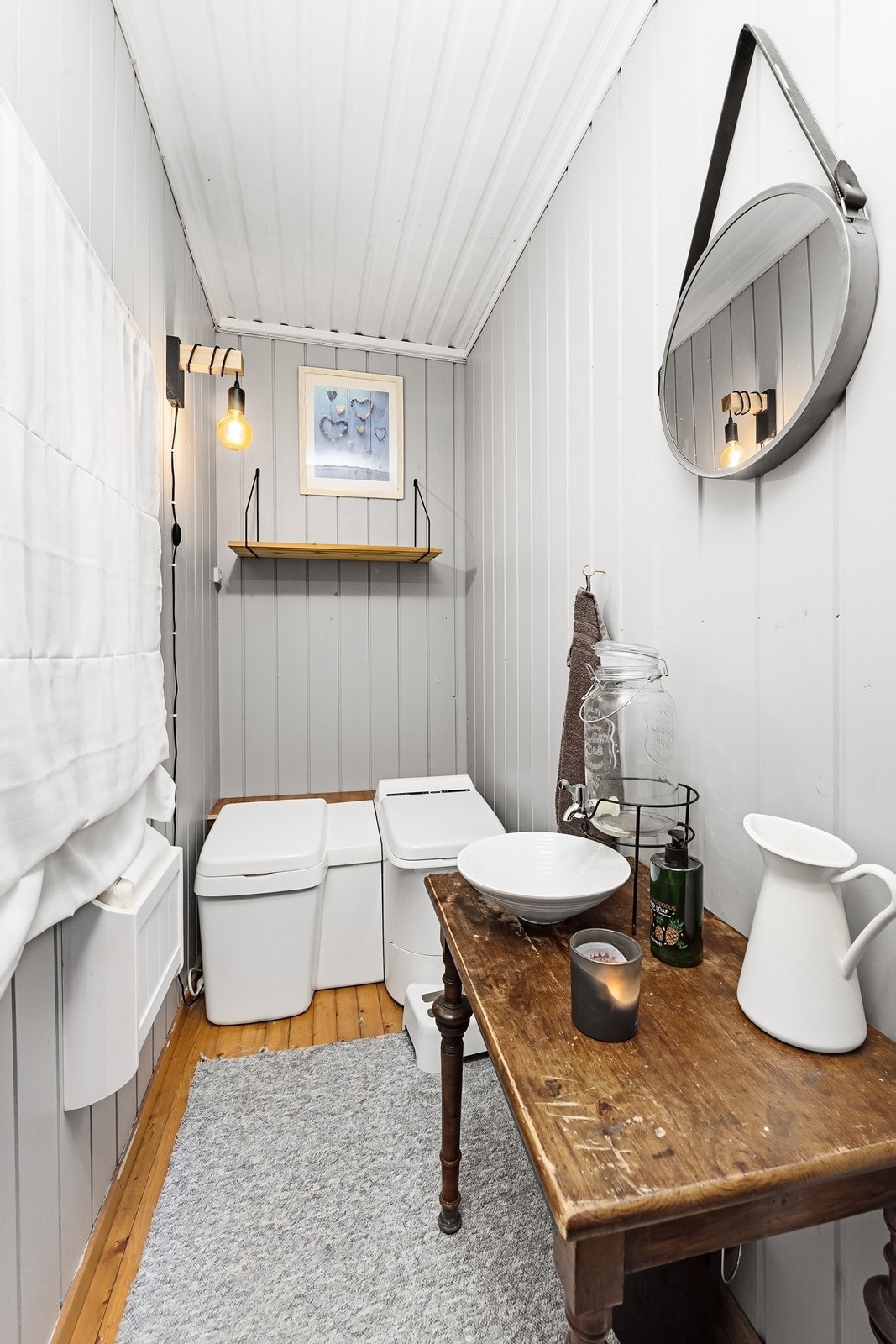 Toalettrom med forbrenningsdo og urinal Galleribilde