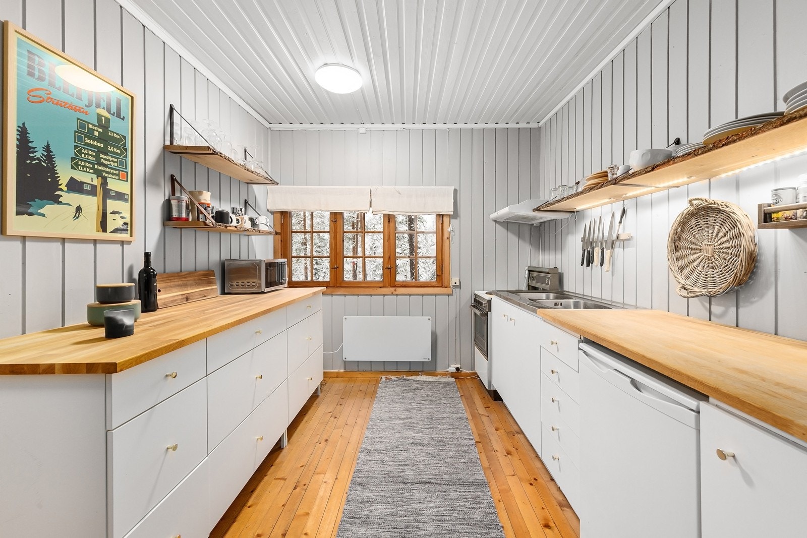 Romslig kjøkken med god benkplass Galleribilde