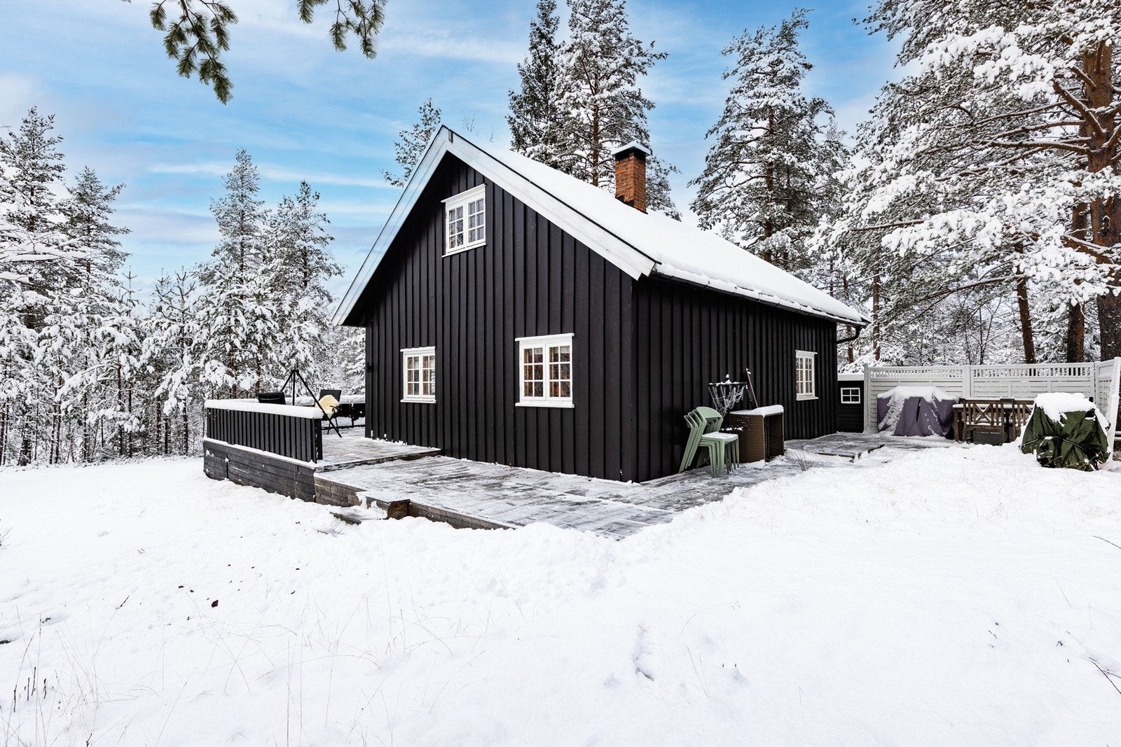 Terrassen strekker seg rundt store deler av hytta - fra øst, videre mot syd og vest Galleribilde