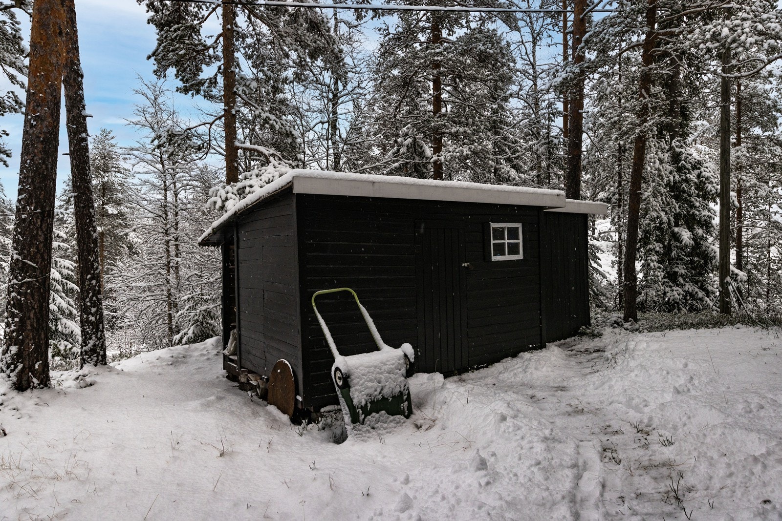 Praktisk enkelt uthus for lagring av redskap og utstyr Galleribilde